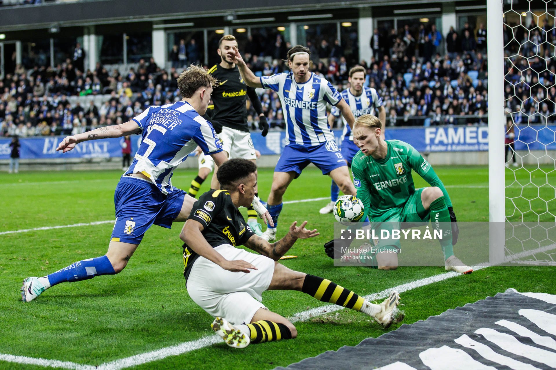 AIKs Benjamin Mbunga Kimpioka och IFK Göteborgs målvakt