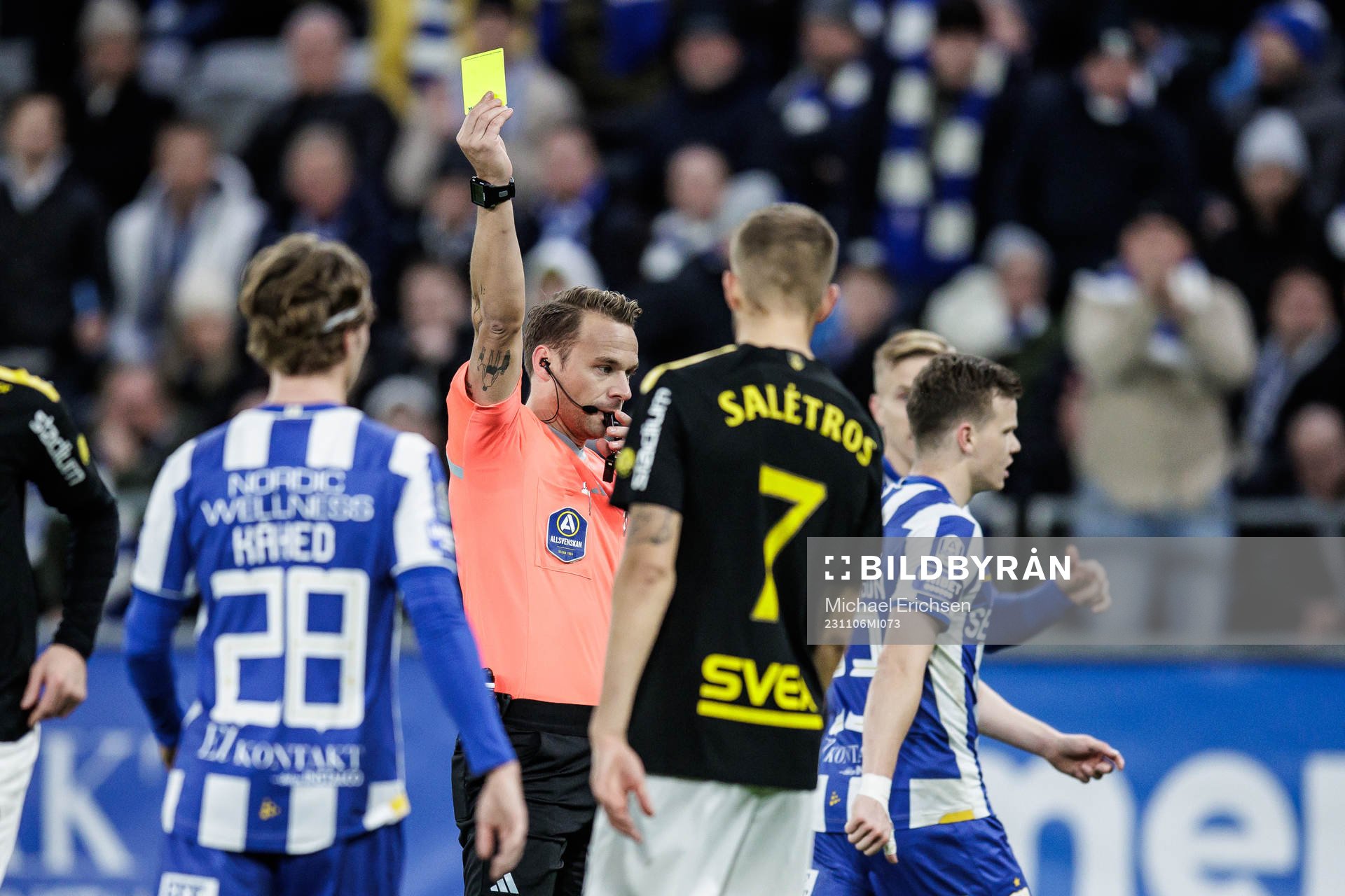 Domare Kristoffer Karlsson delar ut en varning till AIKs