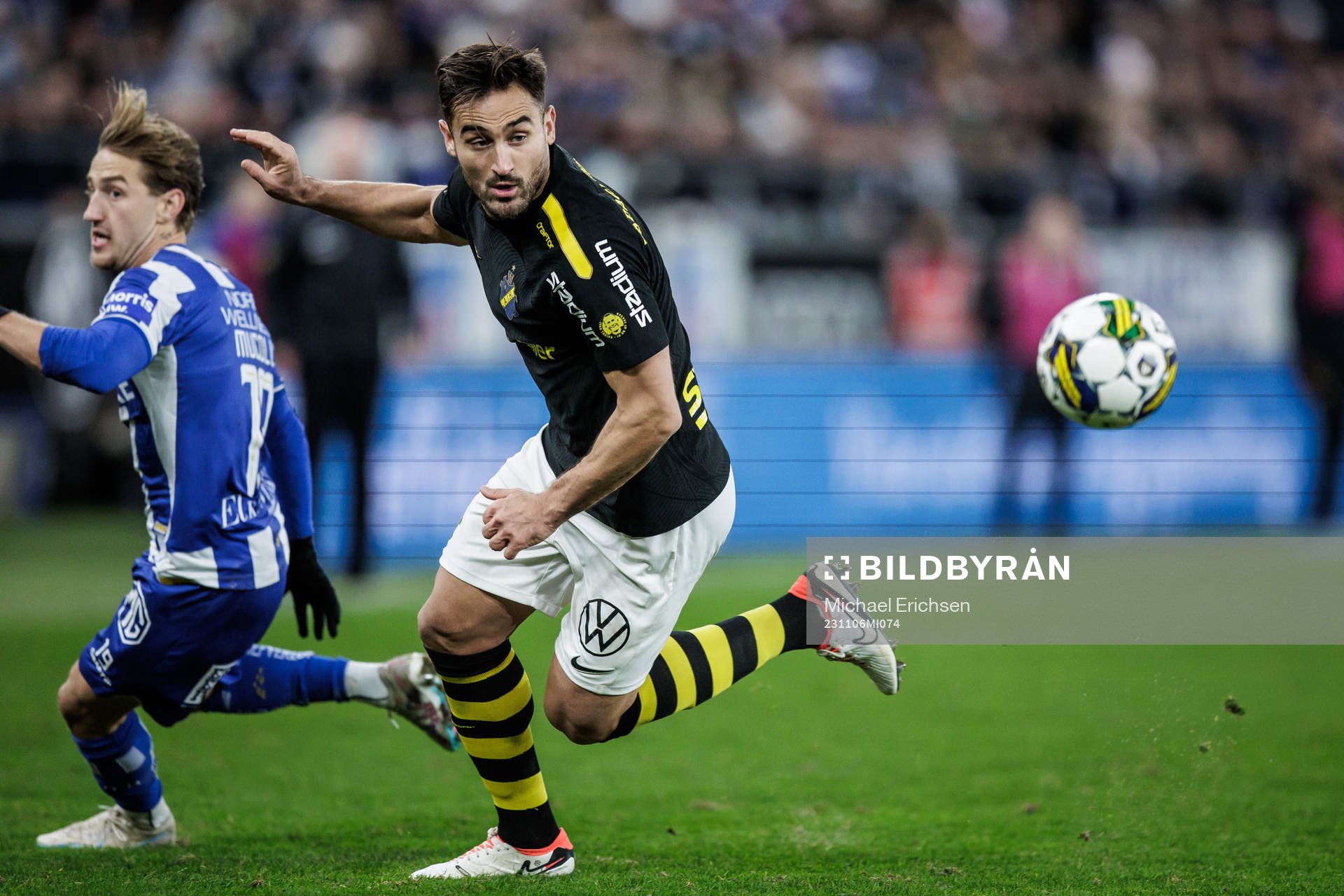 AIKs Sotirios Papagiannopoulos och IFK Göteborgs Arbnor Mucolli under fotbollsmatchen i Allsvenskan mellan IFK Göteborg och AIK den 6 november 2023 i Göteborg. 