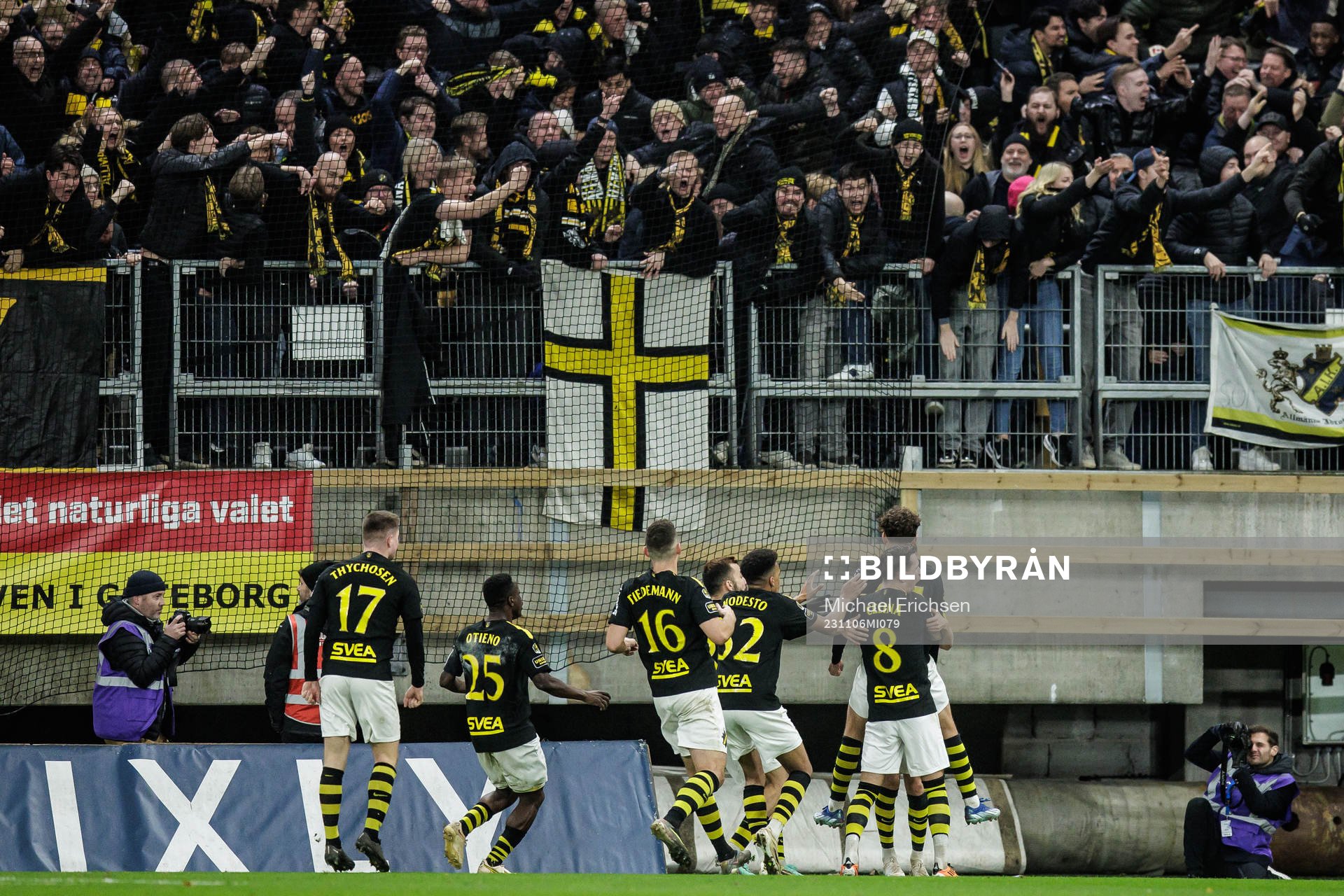 AIKs spelare jublar