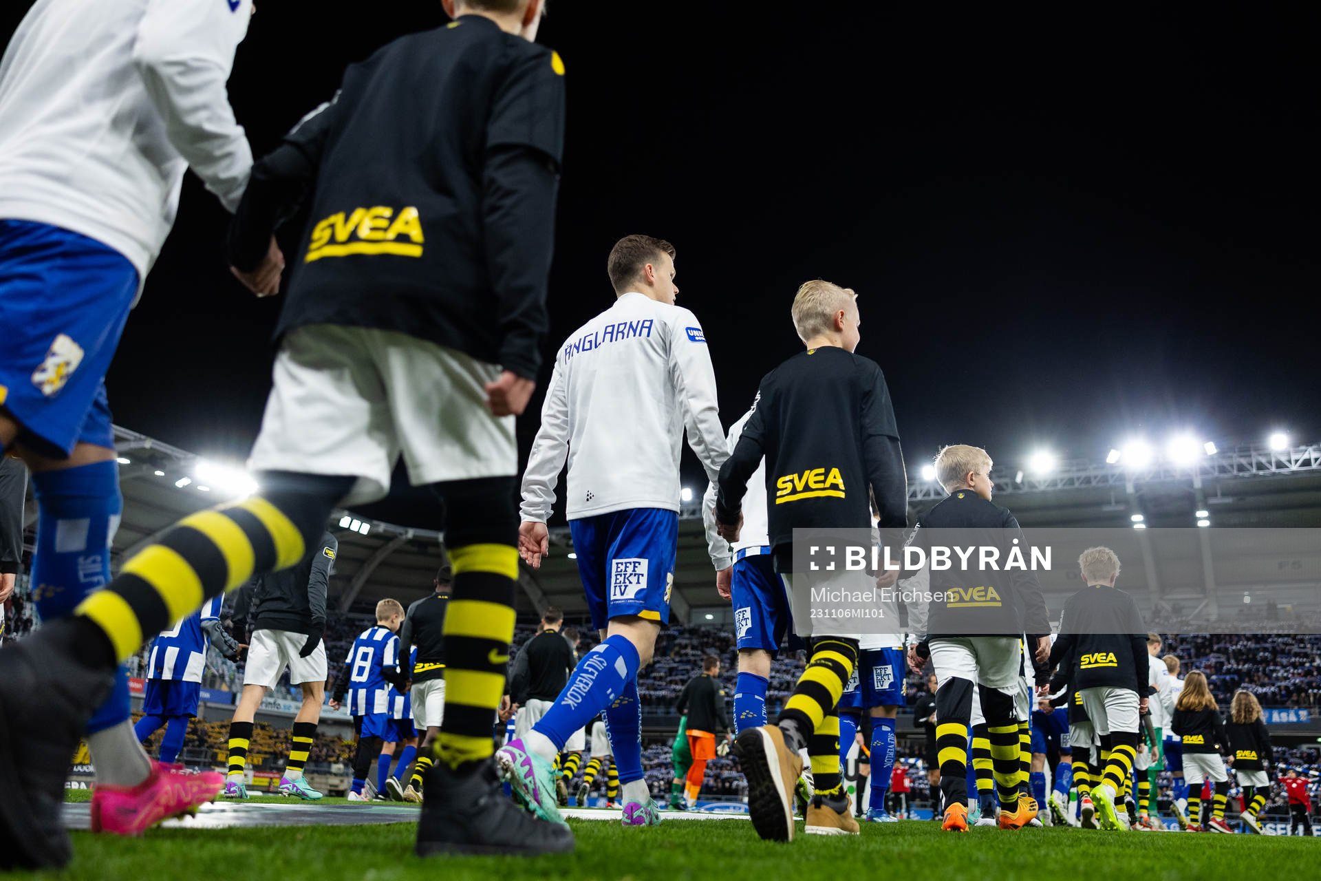 IFK Göteborgs och AIKs spelare på väg ut för line up