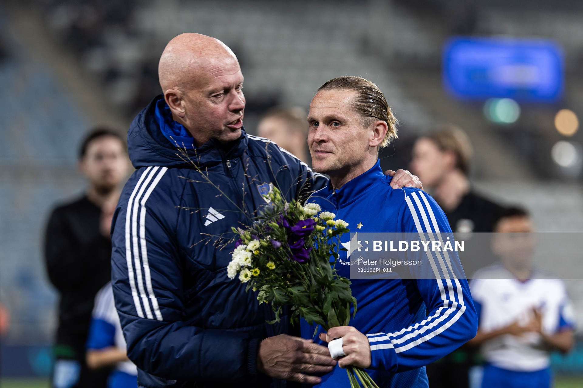 IFK Norrköpings sportchef Tony Martinsson och Ari Freyr Skulason som avtackas inför fotbollsmatchen i Allsvenskan mellan IFK Norrköping och Varberg den 6 november 2023 i Norrköping.