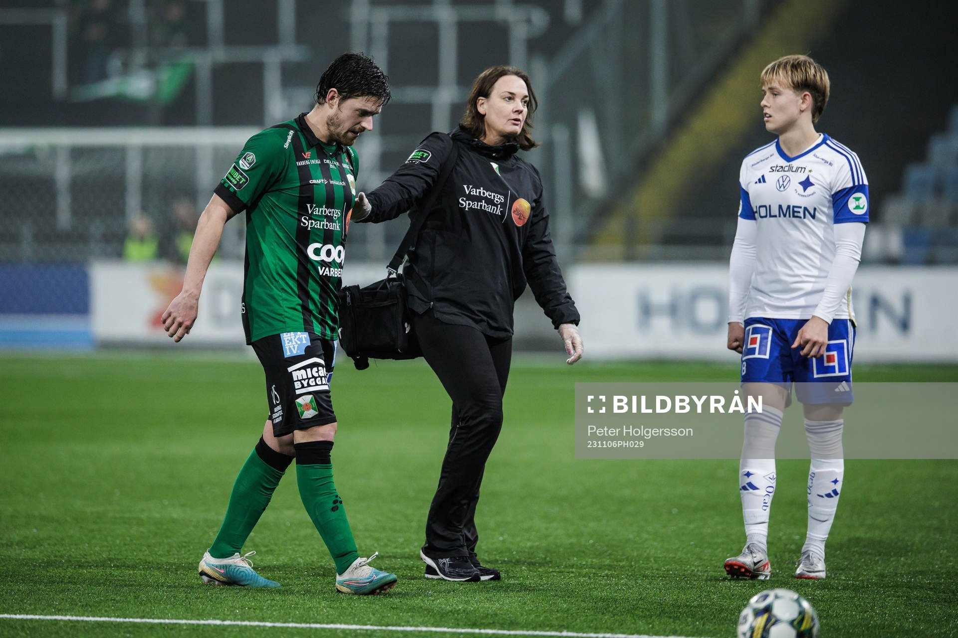 Varbergs Robin Tranberg byts ut efter skada under fotbollsmatchen i Allsvenskan mellan IFK Norrköping och Varberg den 6 november 2023 i Norrköping.