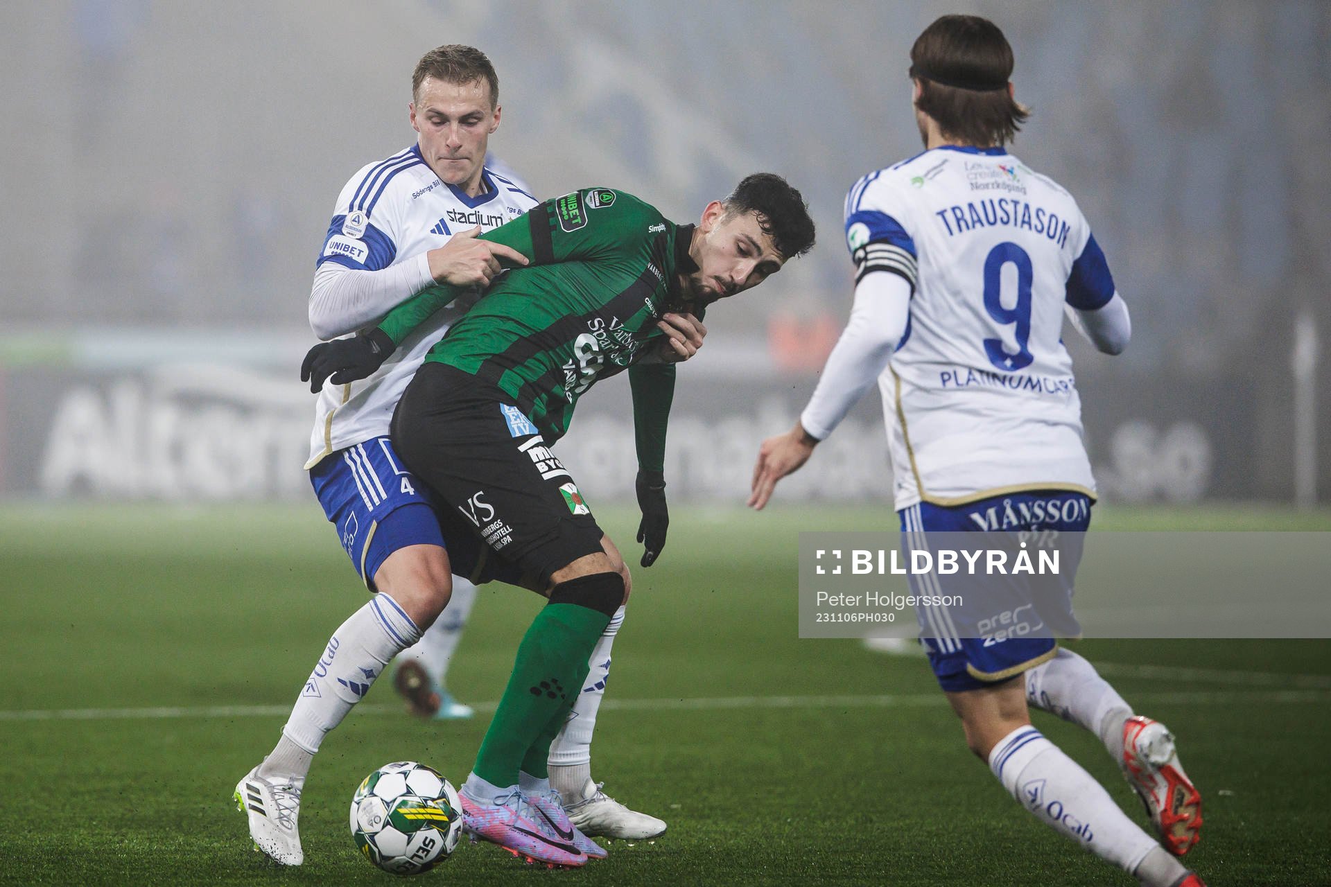 IFK Norrköpings Victor Stange Lind och Varbergs Mads Borchers under fotbollsmatchen i Allsvenskan mellan IFK Norrköping och Varberg den 6 november 2023 i Norrköping. 