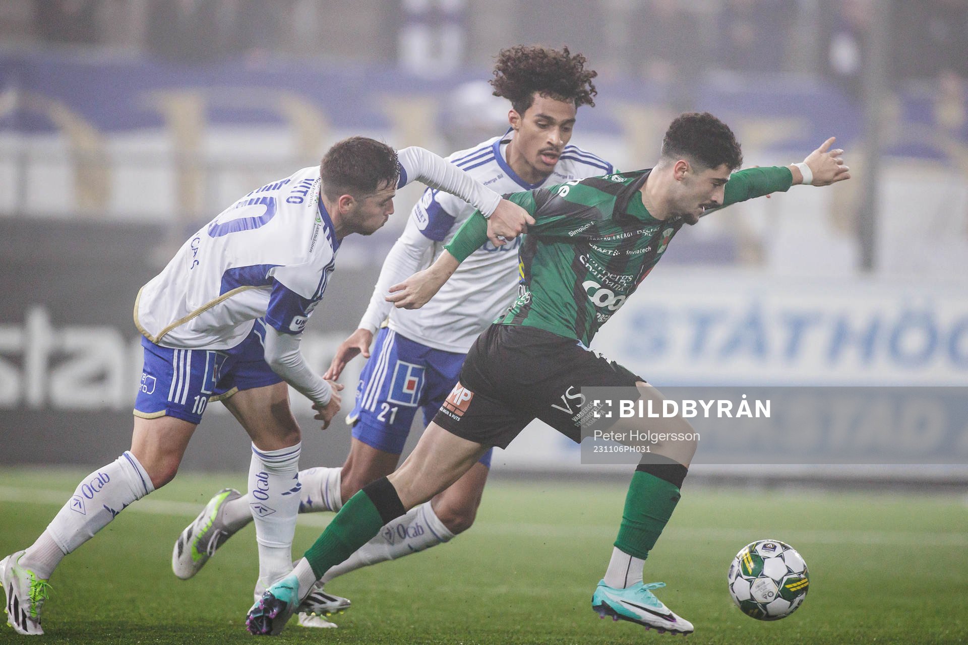 Varbergs Ismet Lushaku mot IFK Norrköpings Vito Hammershöy-Mistrati och Jesper Ceesay under fotbollsmatchen i Allsvenskan mellan IFK Norrköping och Varberg den 6 november 2023 i Norrköping.