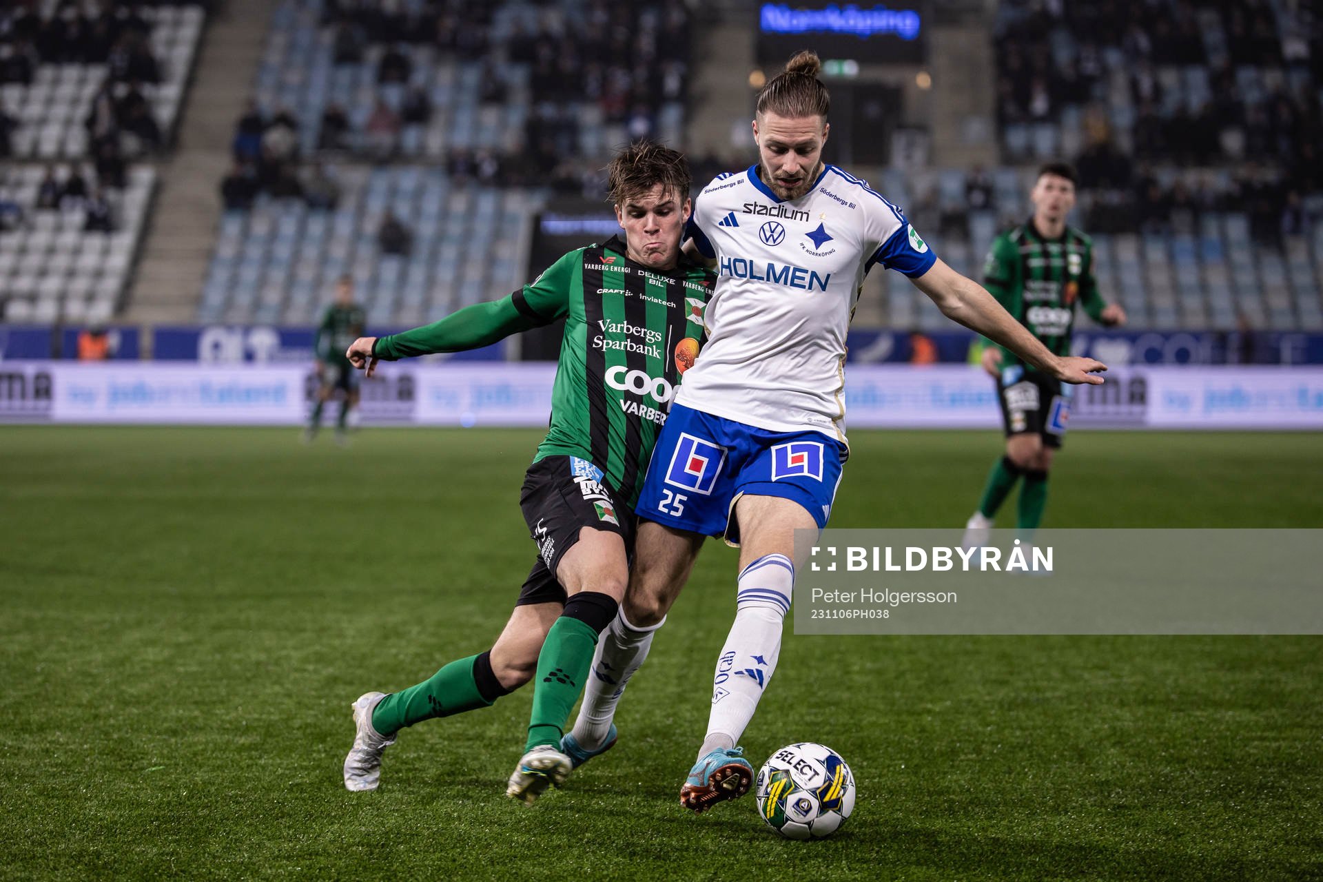 Varbergs Victor Karlsson och IFK Norrköpings Kevin Höög Jansson under fotbollsmatchen i Allsvenskan mellan IFK Norrköping och Varberg den 6 november 2023 i Norrköping. 