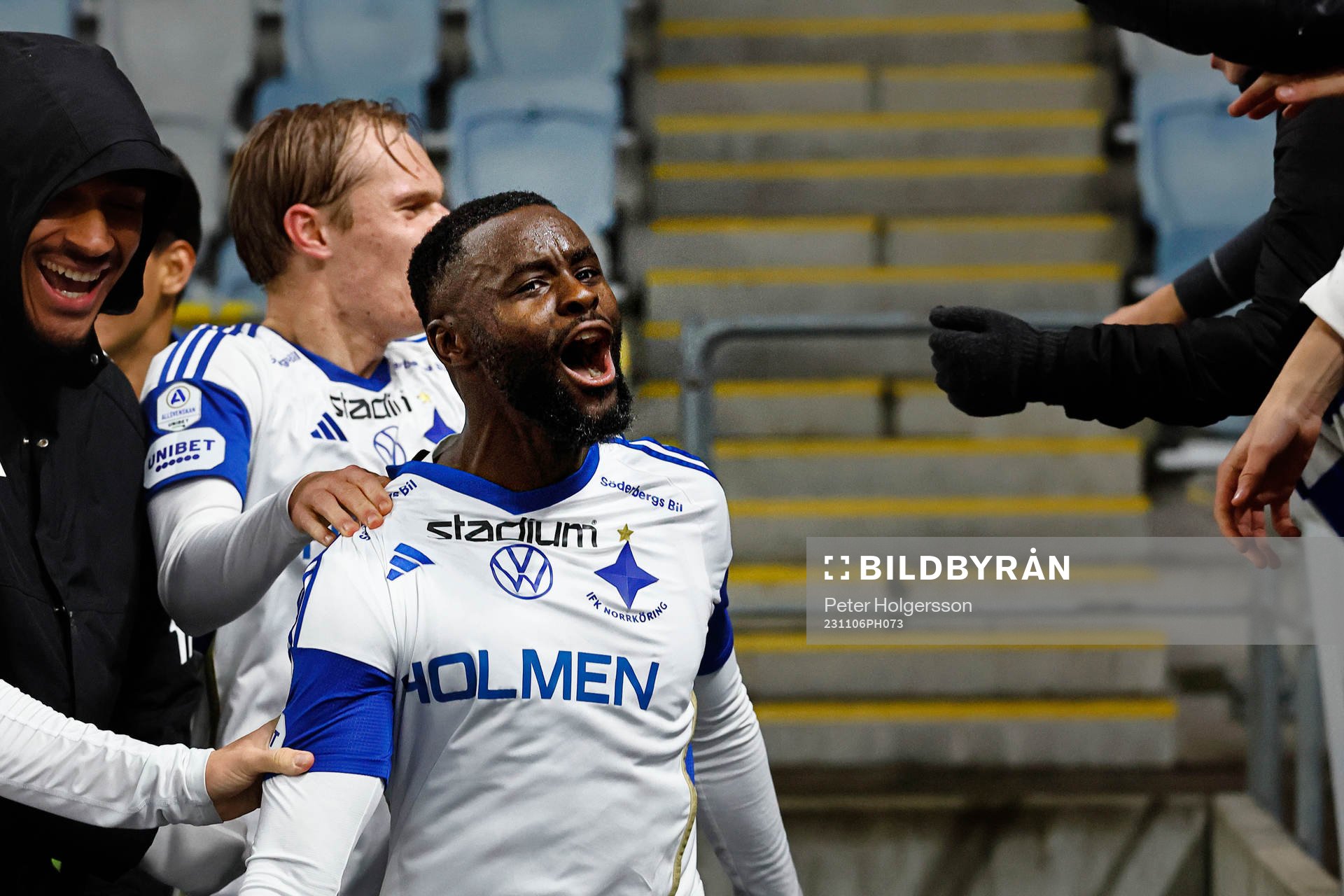 IFK Norrköpings Maic Sema jublar efter mål 4-3 under fotbollsmatchen i Allsvenskan mellan IFK Norrköping och Varberg den 6 november 2023 i Norrköping.