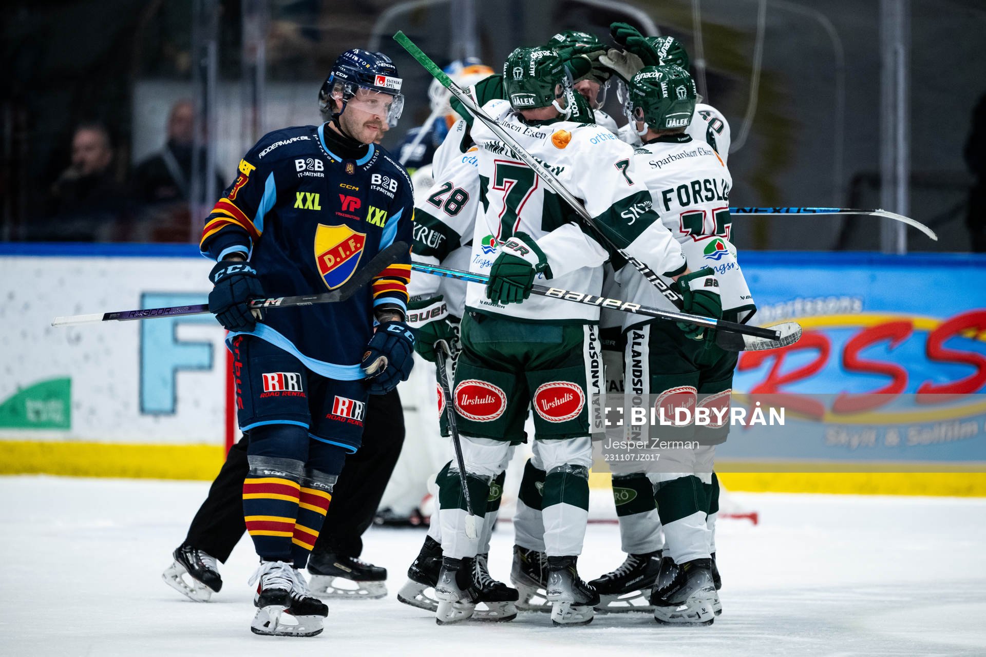 Tingsryds Emil Forslund jublar med lagkamrater