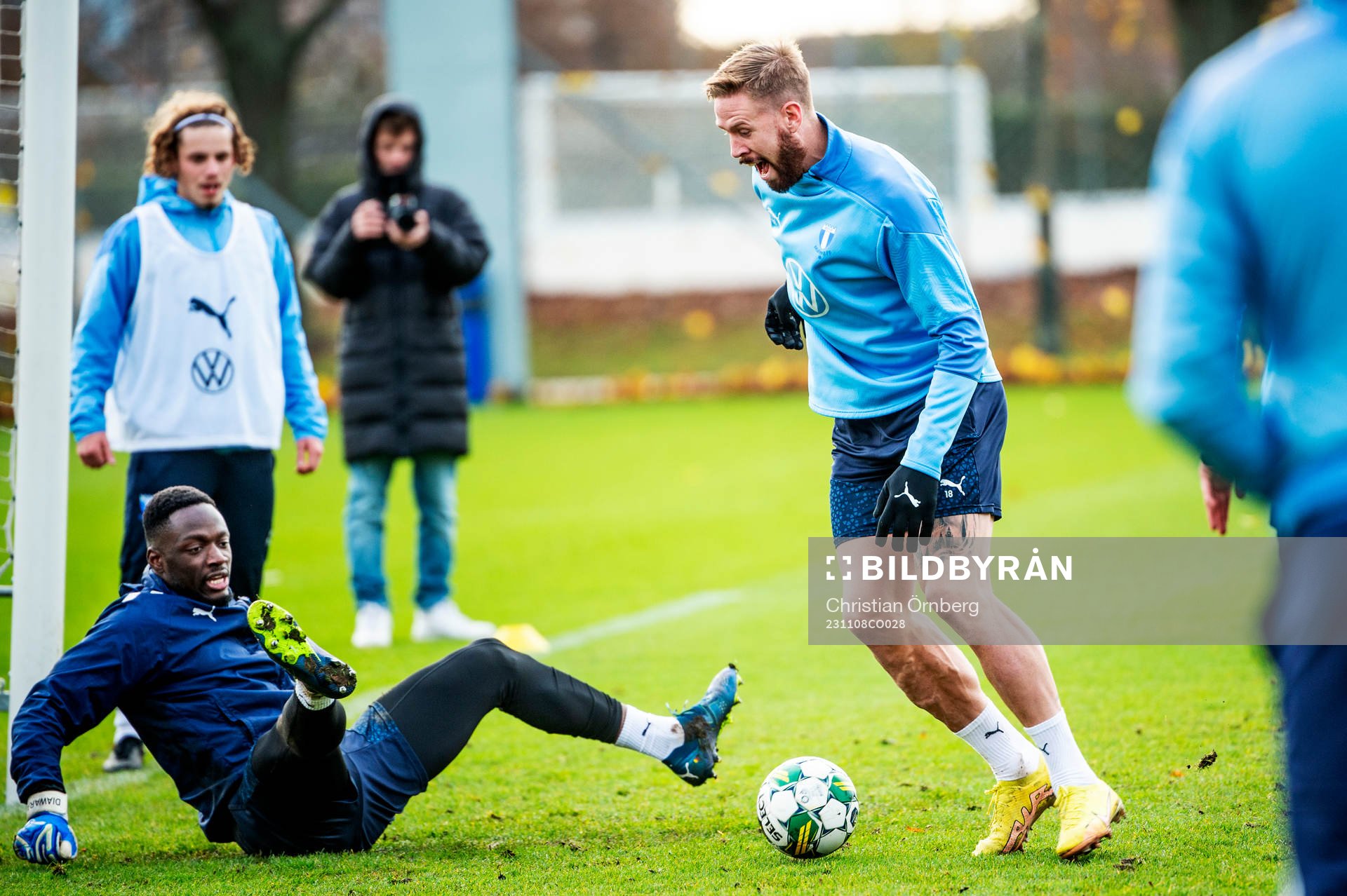 Pontus Jansson mot målvakt Ismael Diawara