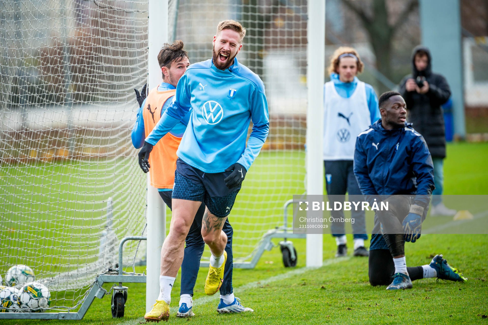 Pontus Jansson mot målvakt Ismael Diawara