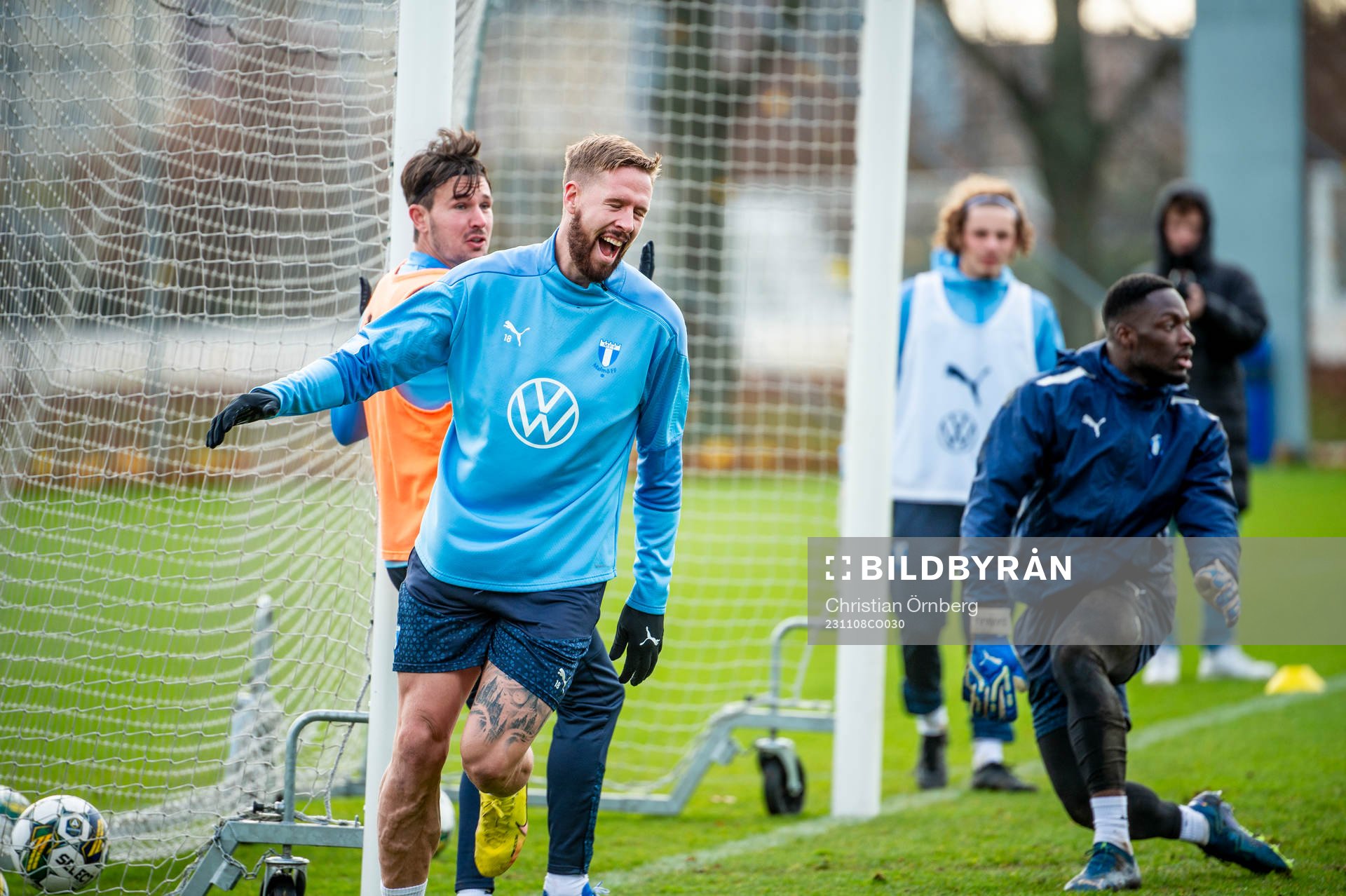 Pontus Jansson mot målvakt Ismael Diawara