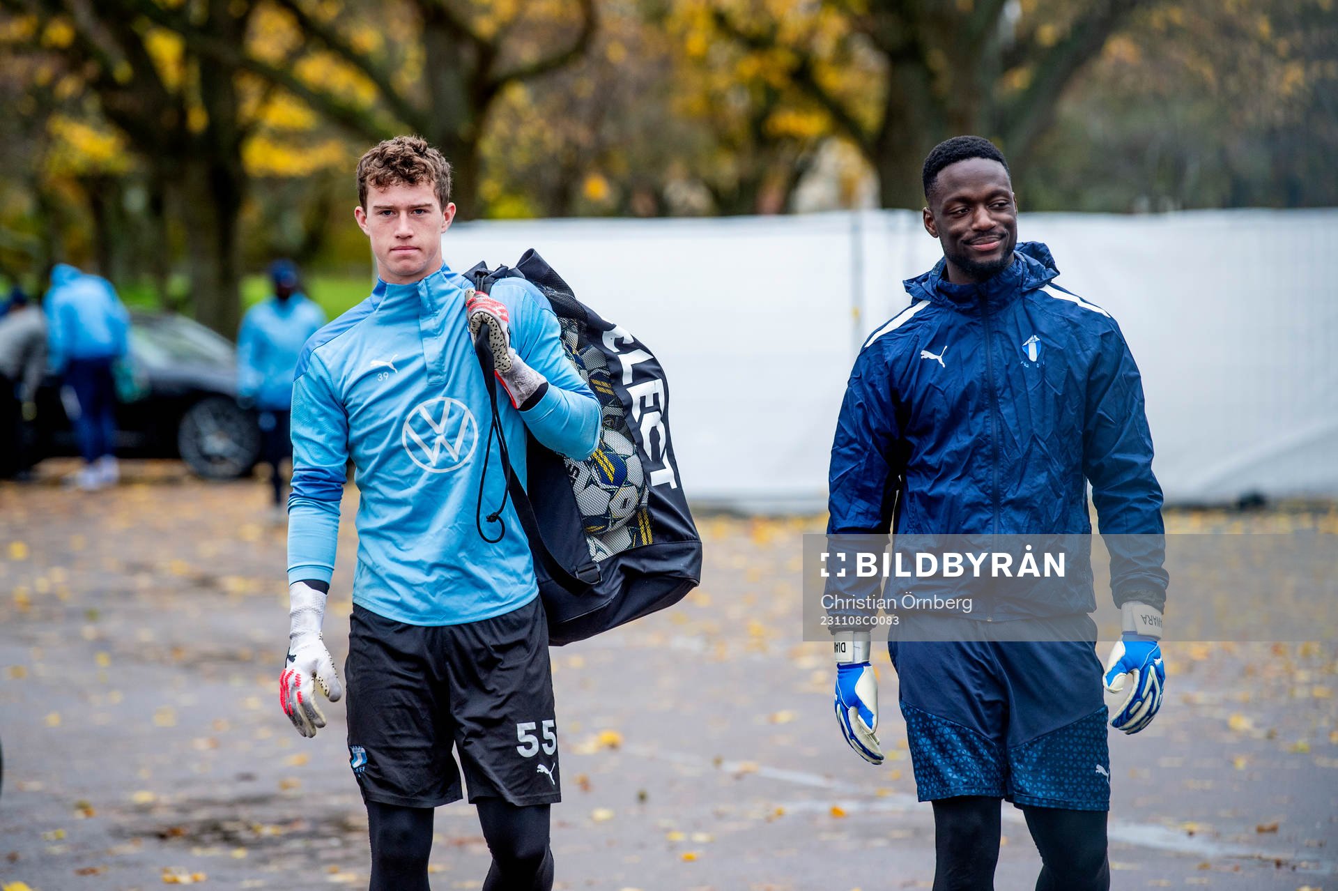Målvakt Viktor Andersson och målvakt Ismael Diawara innan