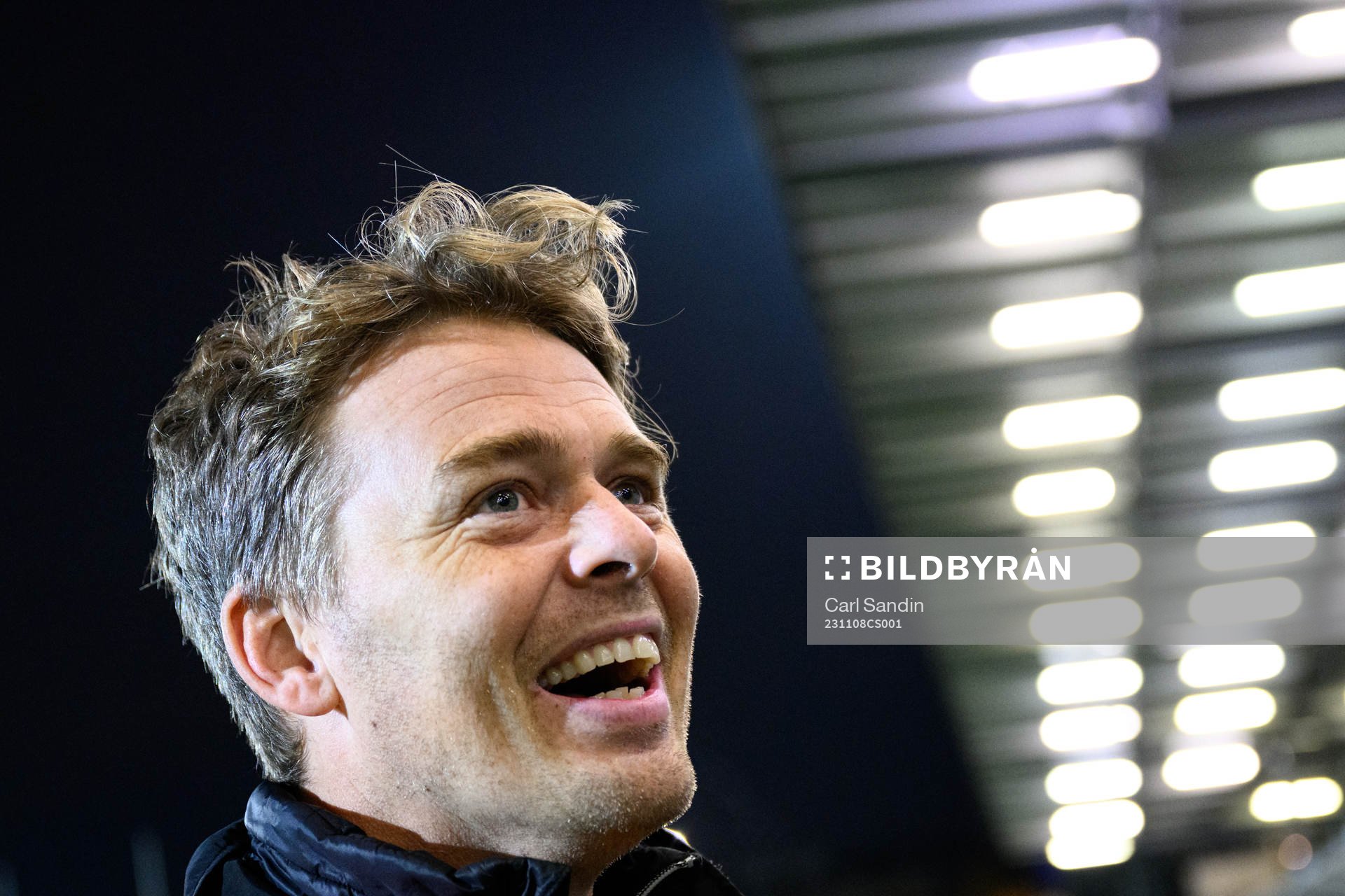 Tränare Fredrik Holmberg blir intervjuad