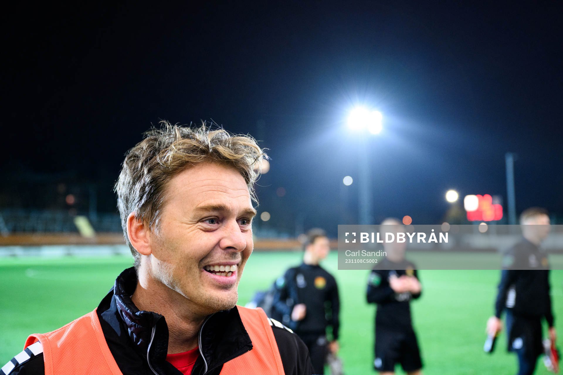 Tränare Fredrik Holmberg blir intervjuad