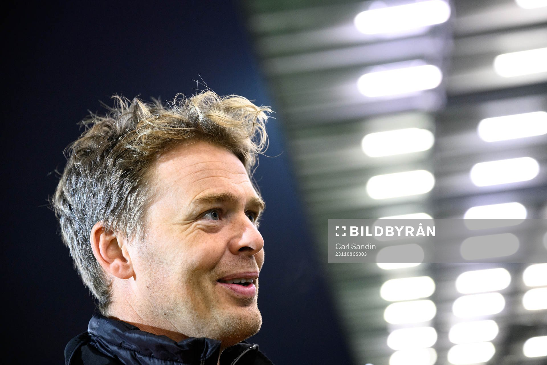 Tränare Fredrik Holmberg blir intervjuad
