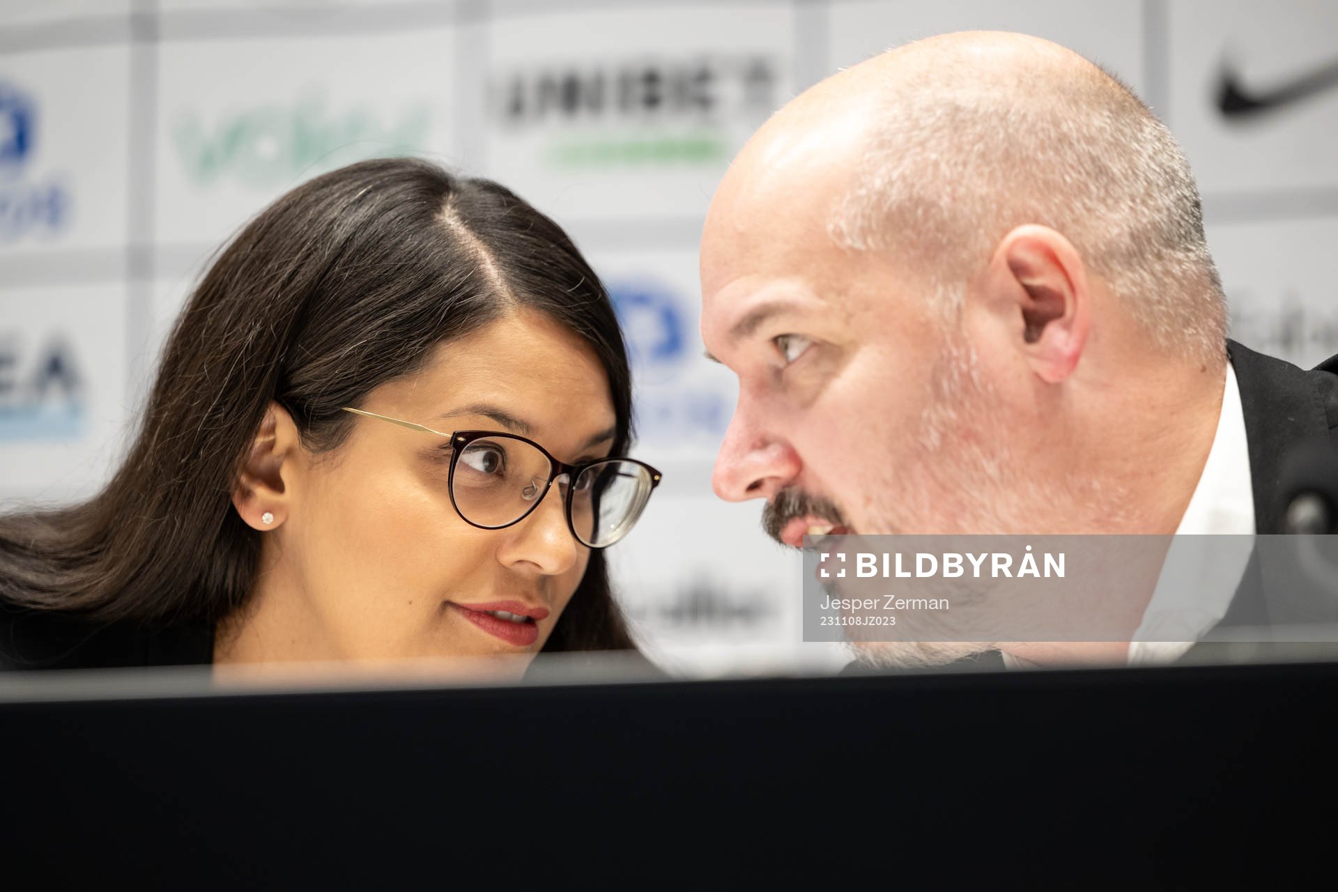 Sara Kukka-Salam, kommunstyrelsens ordförande i Solna stad, och Fredrik Söderberg, VD & klubbdirektör för AIK Fotboll under en presskonferens anordnad av AIK Fotboll, Solna Stad och Fabege den 8 november 2023 i Stockholm.