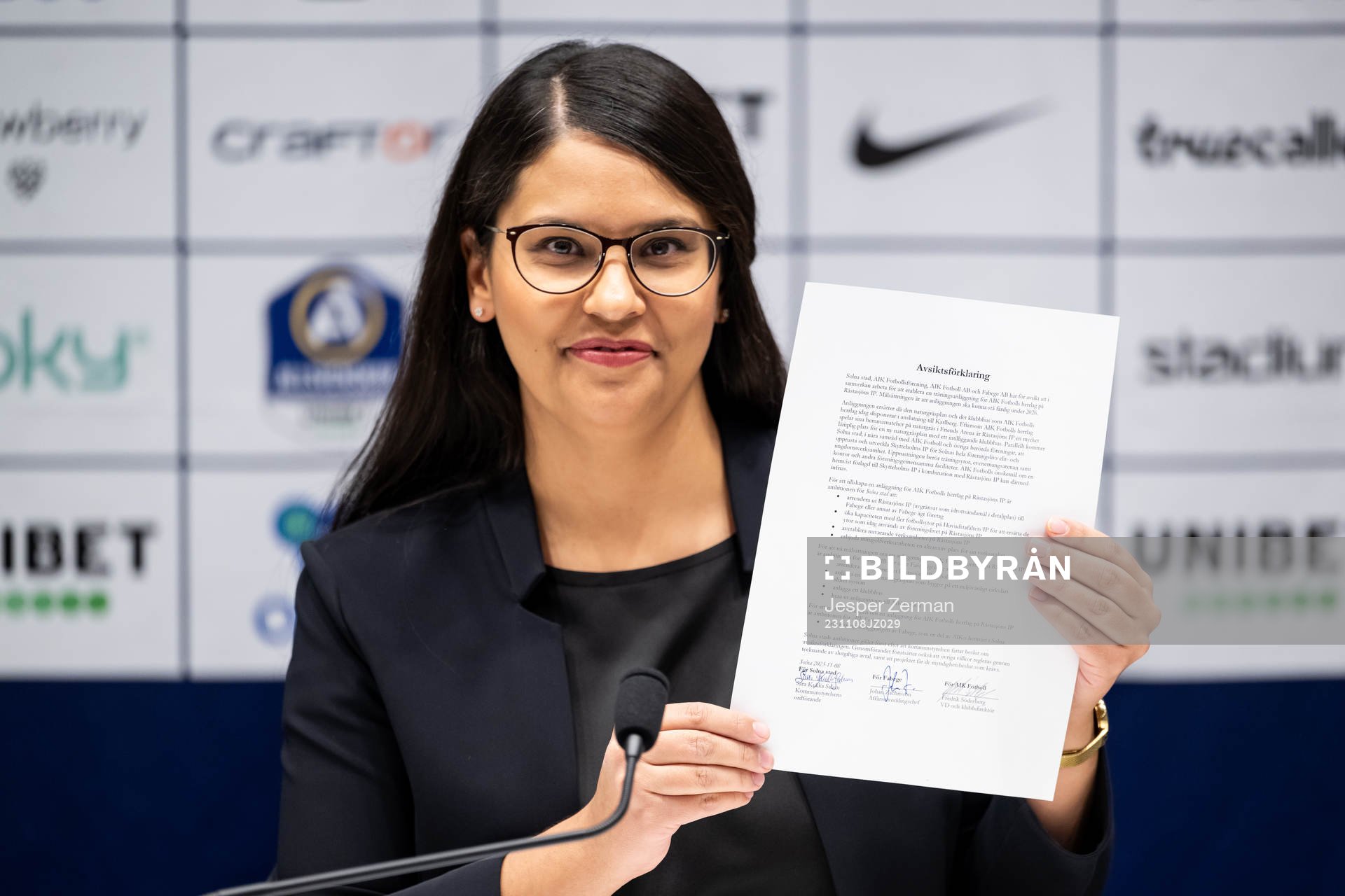 Sara Kukka-Salam, kommunstyrelsens ordförande i Solna stad, håller upp en avsiktsförklaring under en presskonferens anordnad av AIK Fotboll, Solna Stad och Fabege den 8 november 2023 i Stockholm.