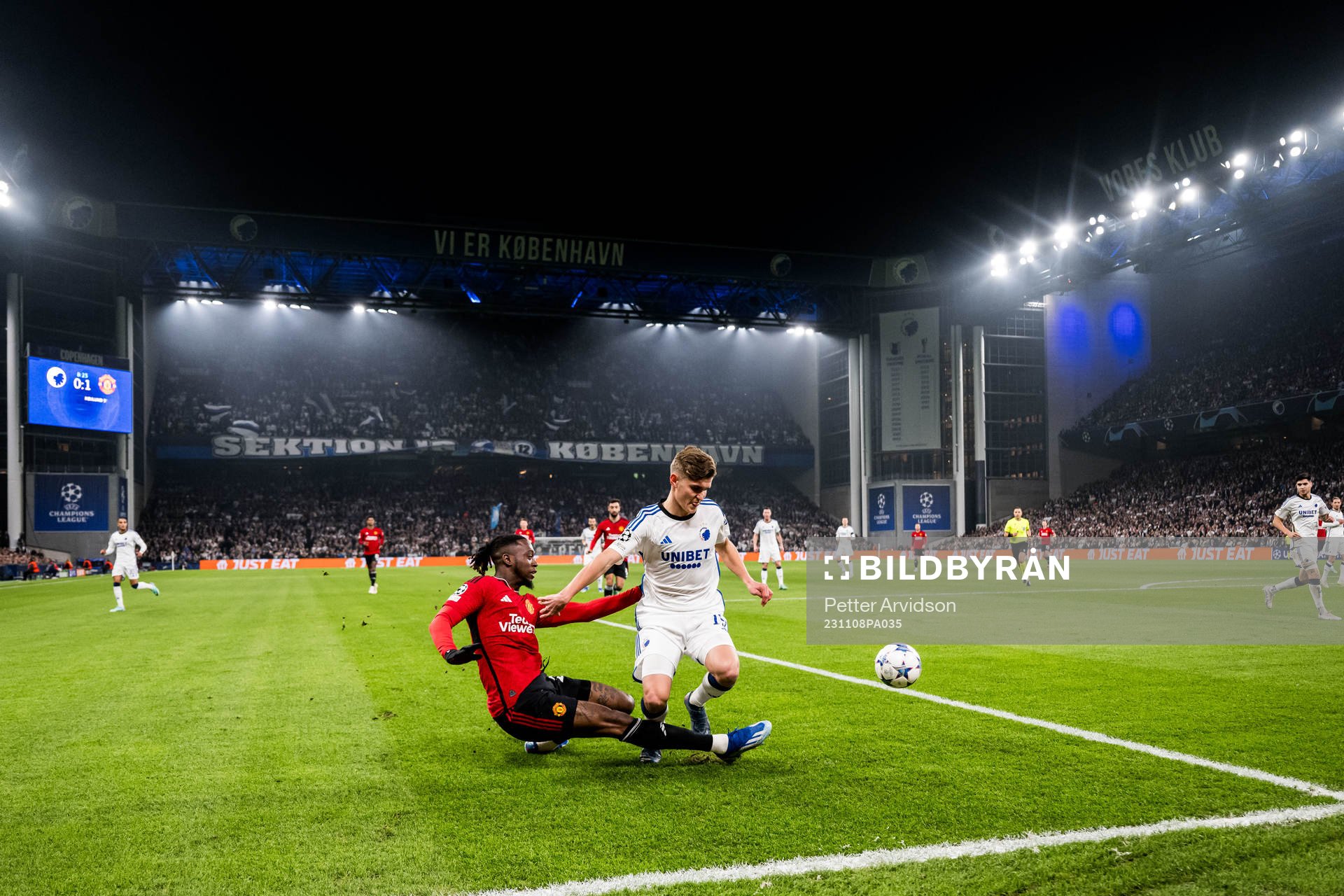 Aaron Wan-Bissaka of Manchester United and Elias Jelert of FC Copenhagen during the UEFA Champions League football match between FC Copenhagen and Manchester United on November 8, 2023 in Copenhagen.