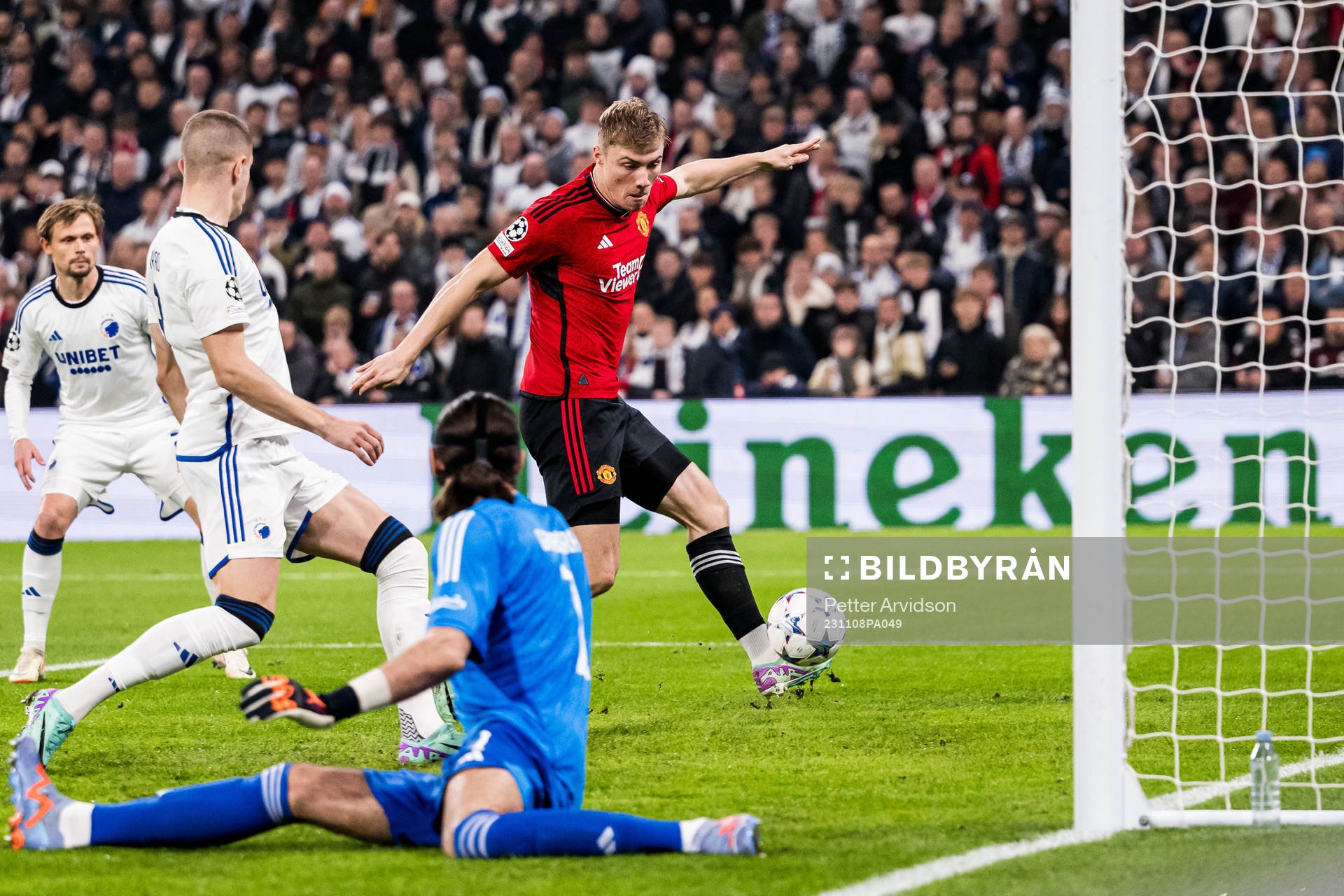 Rasmus Højlund of Manchester United scores the 0-1 goal