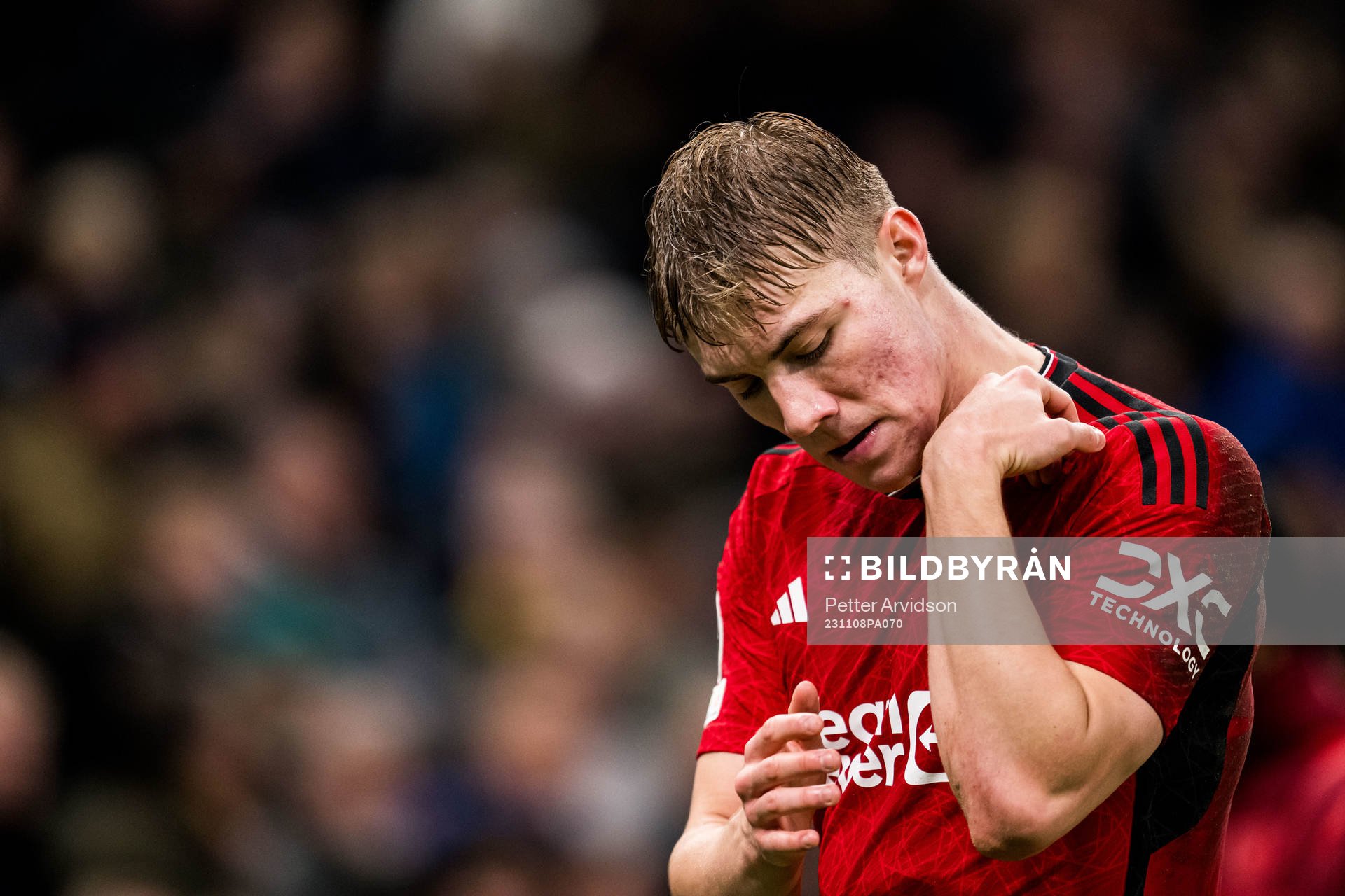 Rasmus Højlund of Manchester United looks dejected