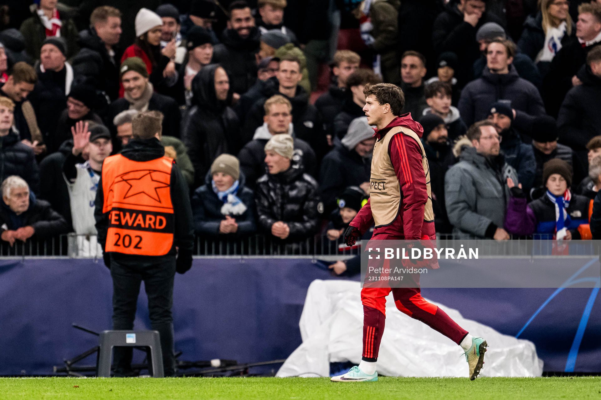 Victor Nilsson Lindelöf of Manchester United looks dejected