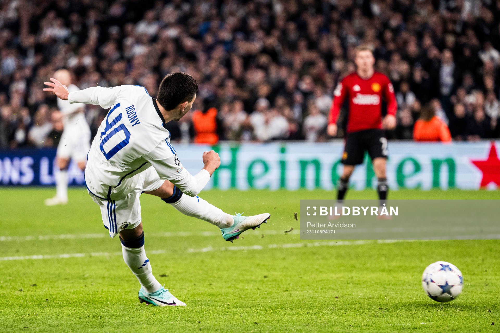 Roony Bardghji of FC Copenhagen scores the 4-3 goal