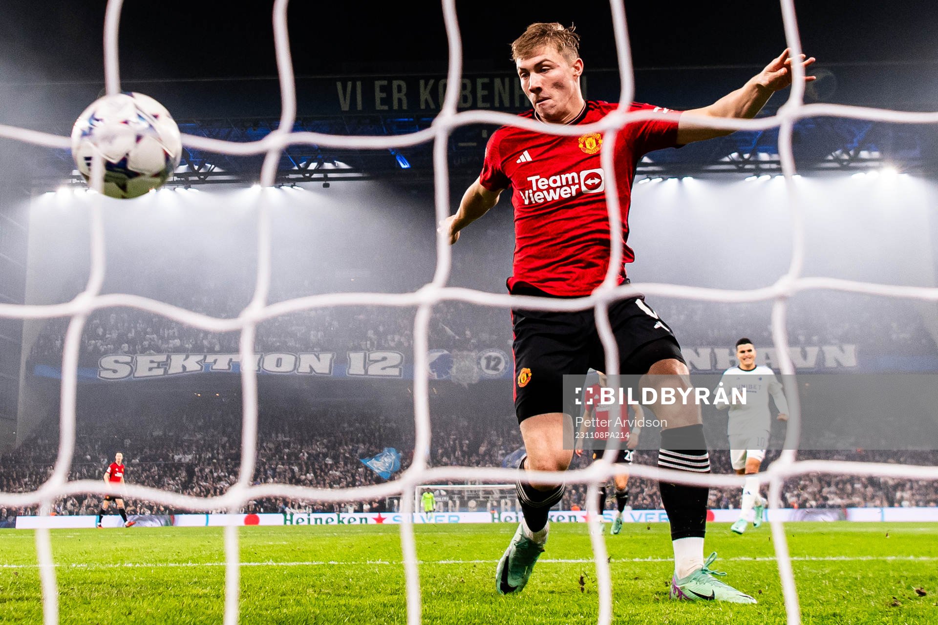 Rasmus Højlund of Manchester United scores the 0-1 goal