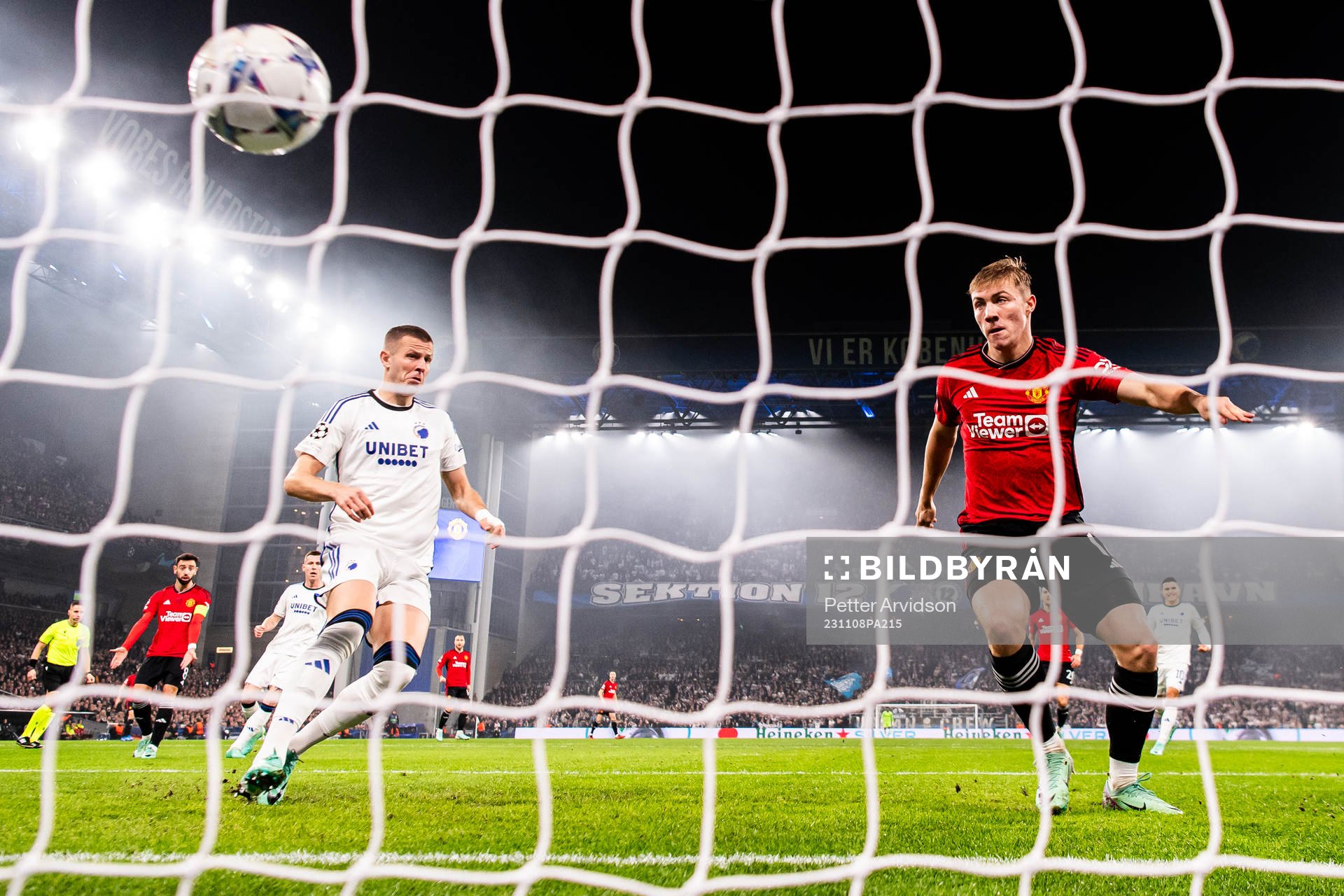 Rasmus Højlund of Manchester United scores the 0-1 goal