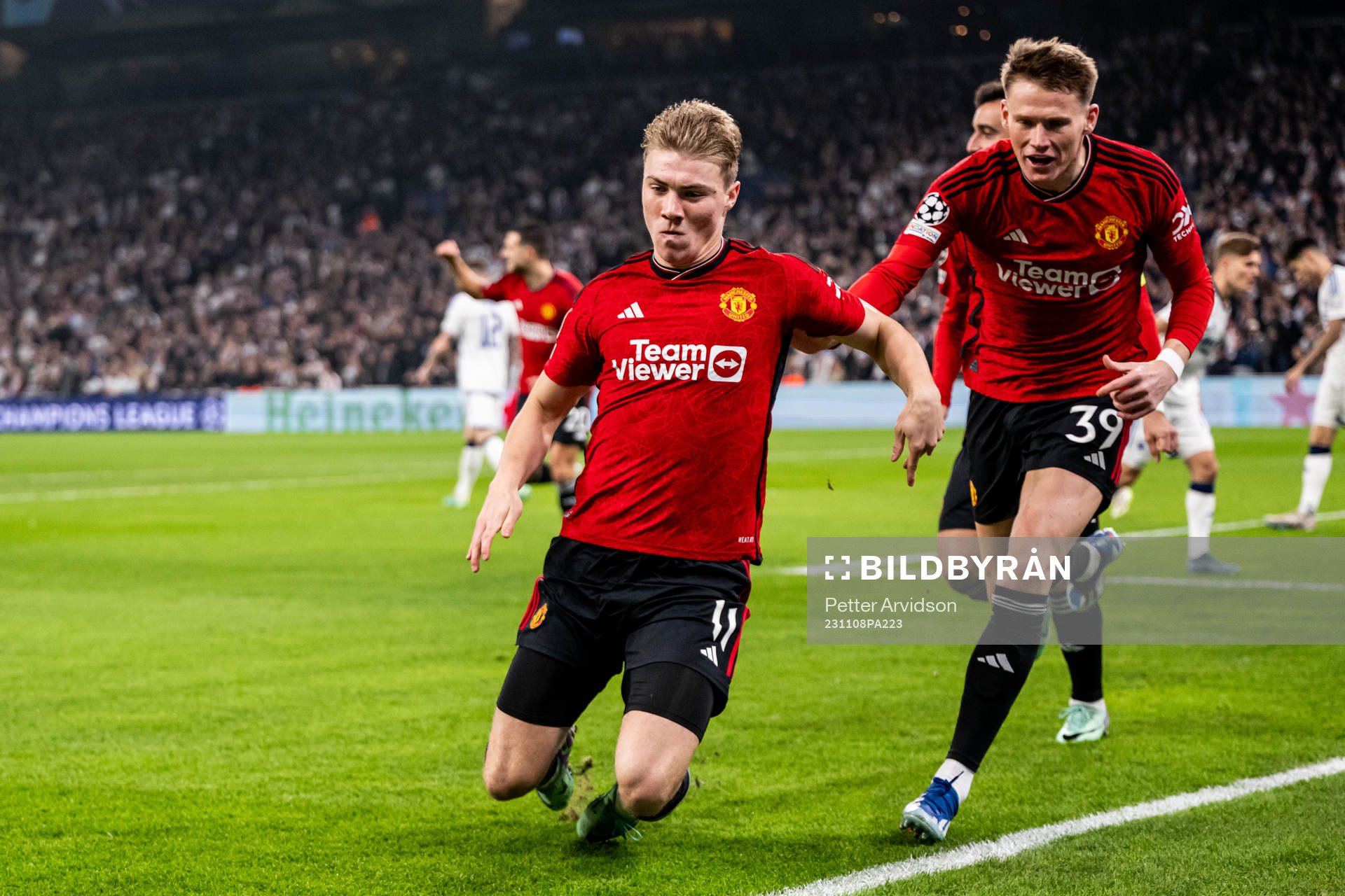 Rasmus Højlund of Manchester United celebrates