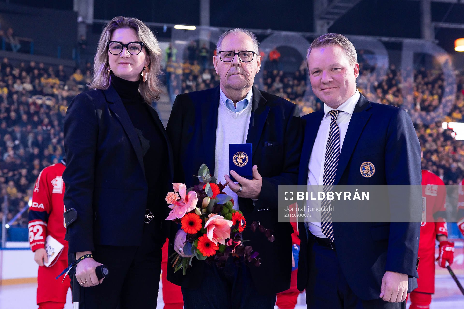 Roland Lundqvist is honord by Anna Arvsell and Anders