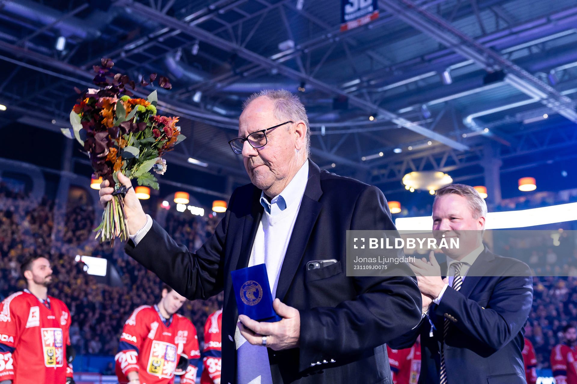 Roland Lundqvist is honord by Anders Larsson from the