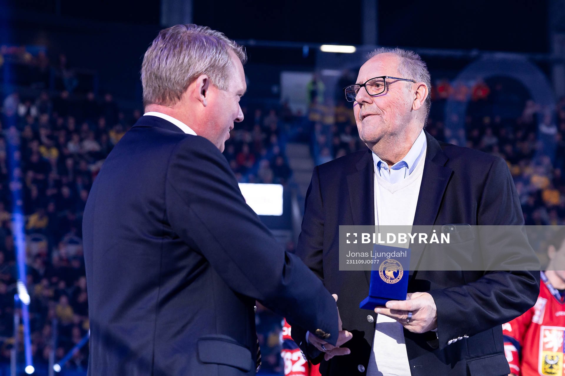 Roland Lundqvist is honord by Anders Larsson from the