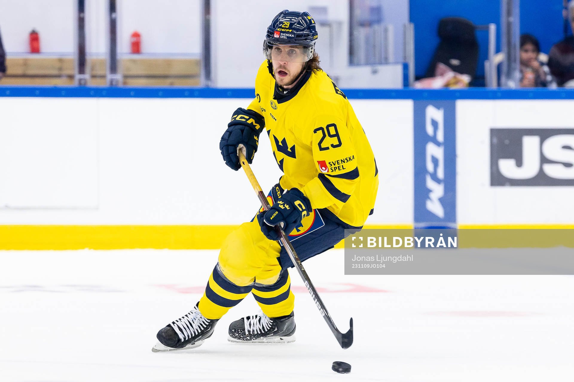 Mario Kempe of Sweden