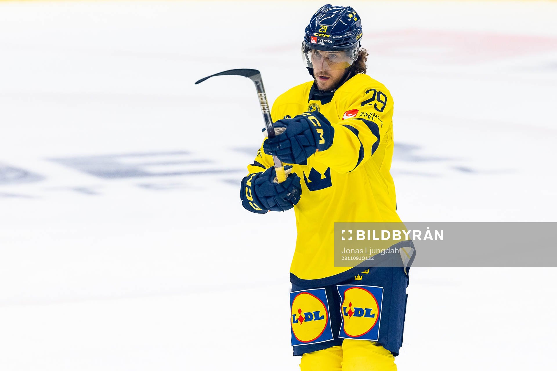 Mario Kempe of Sweden