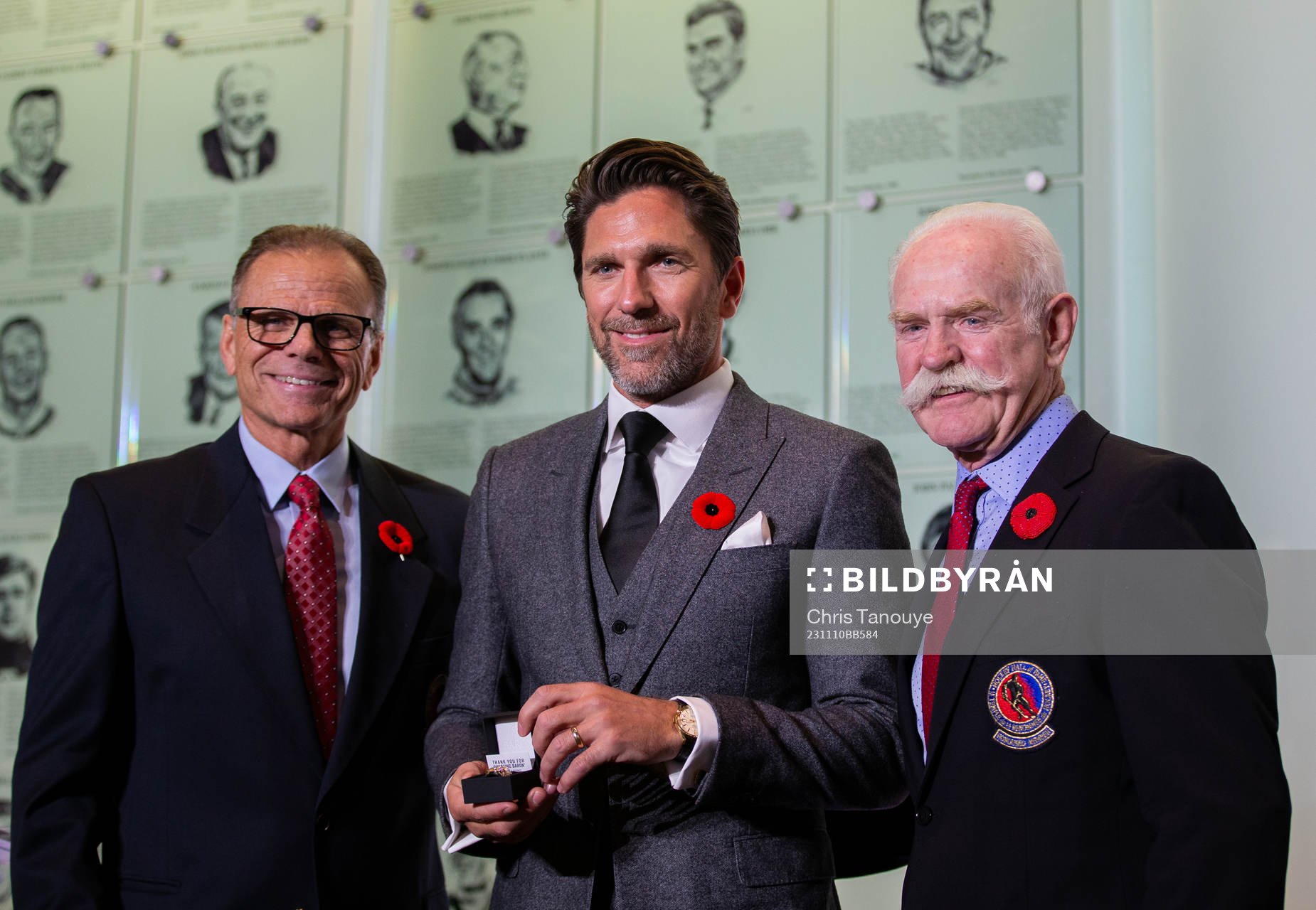 Henrik Lundqvist is presented with his ring by Mike Gartner