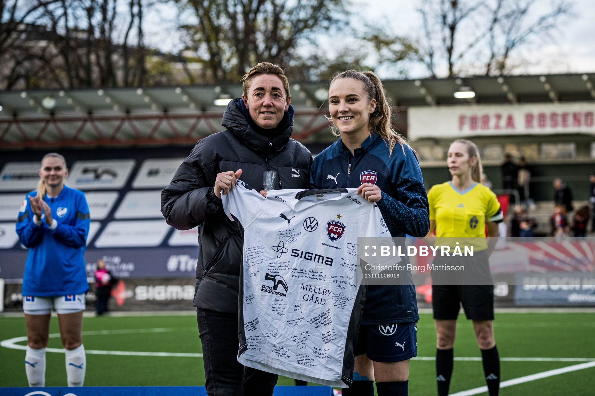 FC Rosengårds Fiona Brown tackas av sportchef Therese Sjögran inför fotbollsmatchen i Damallsvenskan mellan FC Rosengård och Kalmar den 11 november 2023 i Malmö.