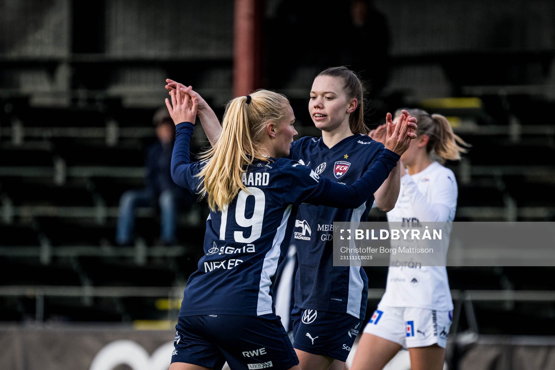 FC Rosengårds Sofie Bruun Bredgaard och Bea Sprung jublar