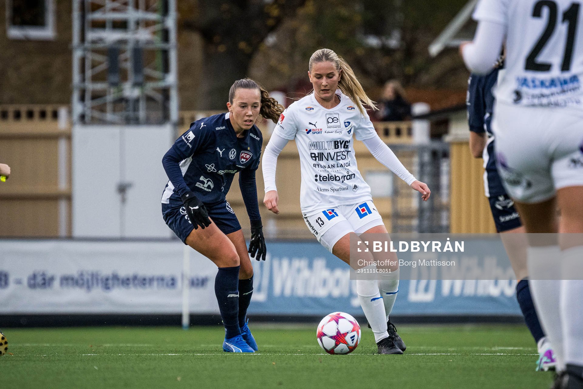 FC Rosengårds Athinna Persson Lundgren och Kalmars Moa Petersson under fotbollsmatchen i Damallsvenskan mellan FC Rosengård och Kalmar den 11 november 2023 i Malmö.