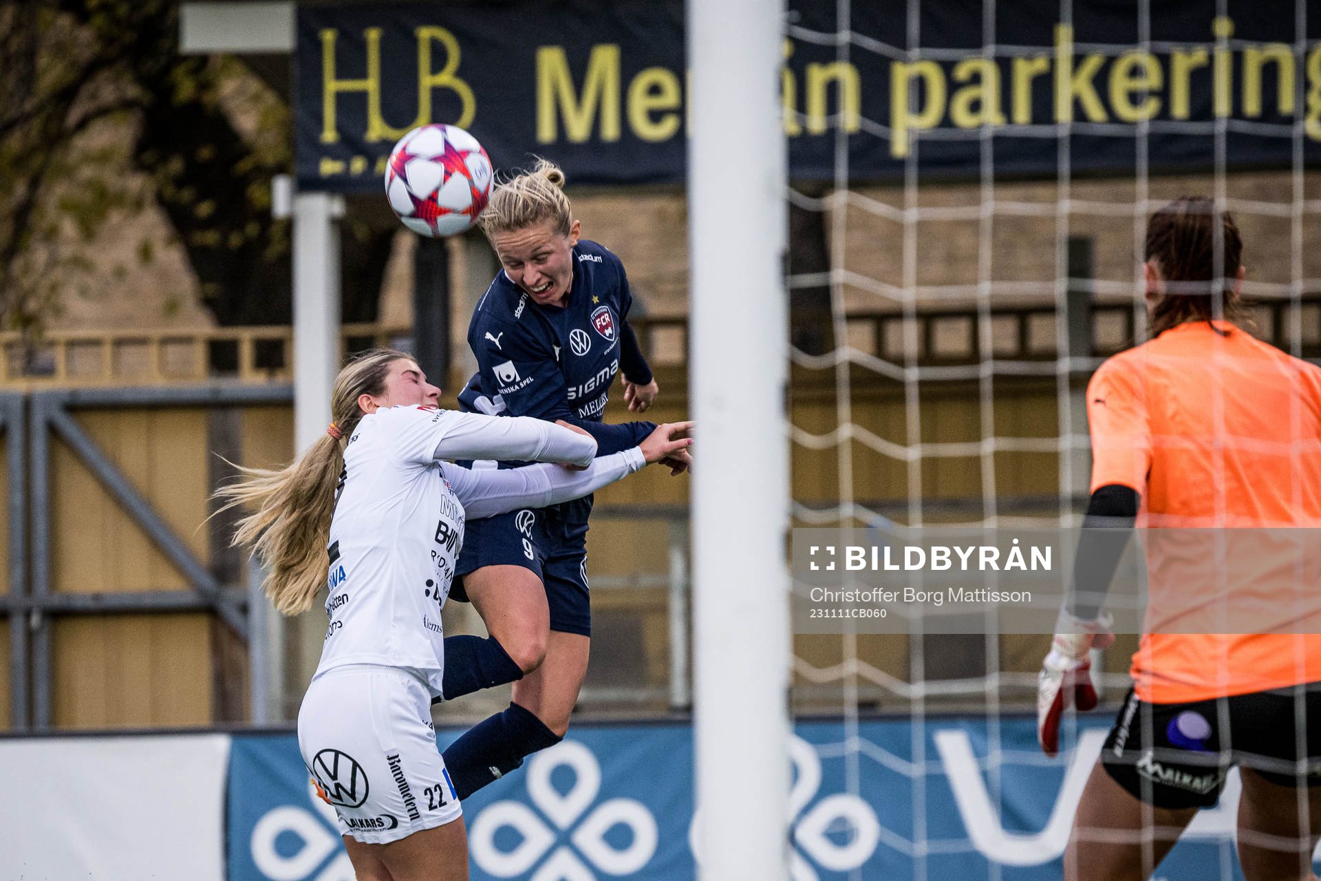 Kalmars Alva Hallengren och FC Rosengårds Emilia Larsson under fotbollsmatchen i Damallsvenskan mellan FC Rosengård och Kalmar den 11 november 2023 i Malmö. 
