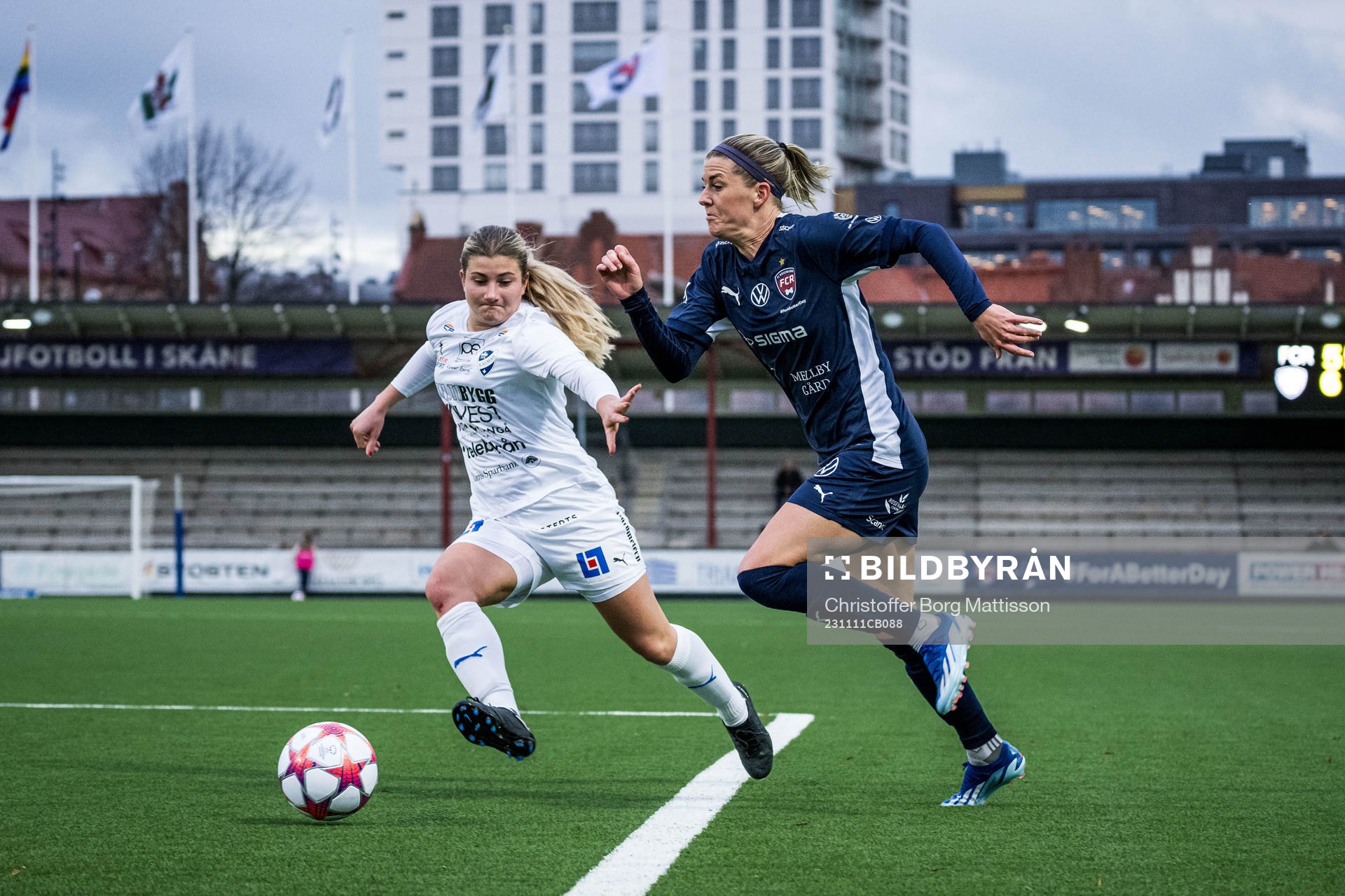 Kalmars Alva Hallengren och FC Rosengårds Olivia Schough under fotbollsmatchen i Damallsvenskan mellan FC Rosengård och Kalmar den 11 november 2023 i Malmö.