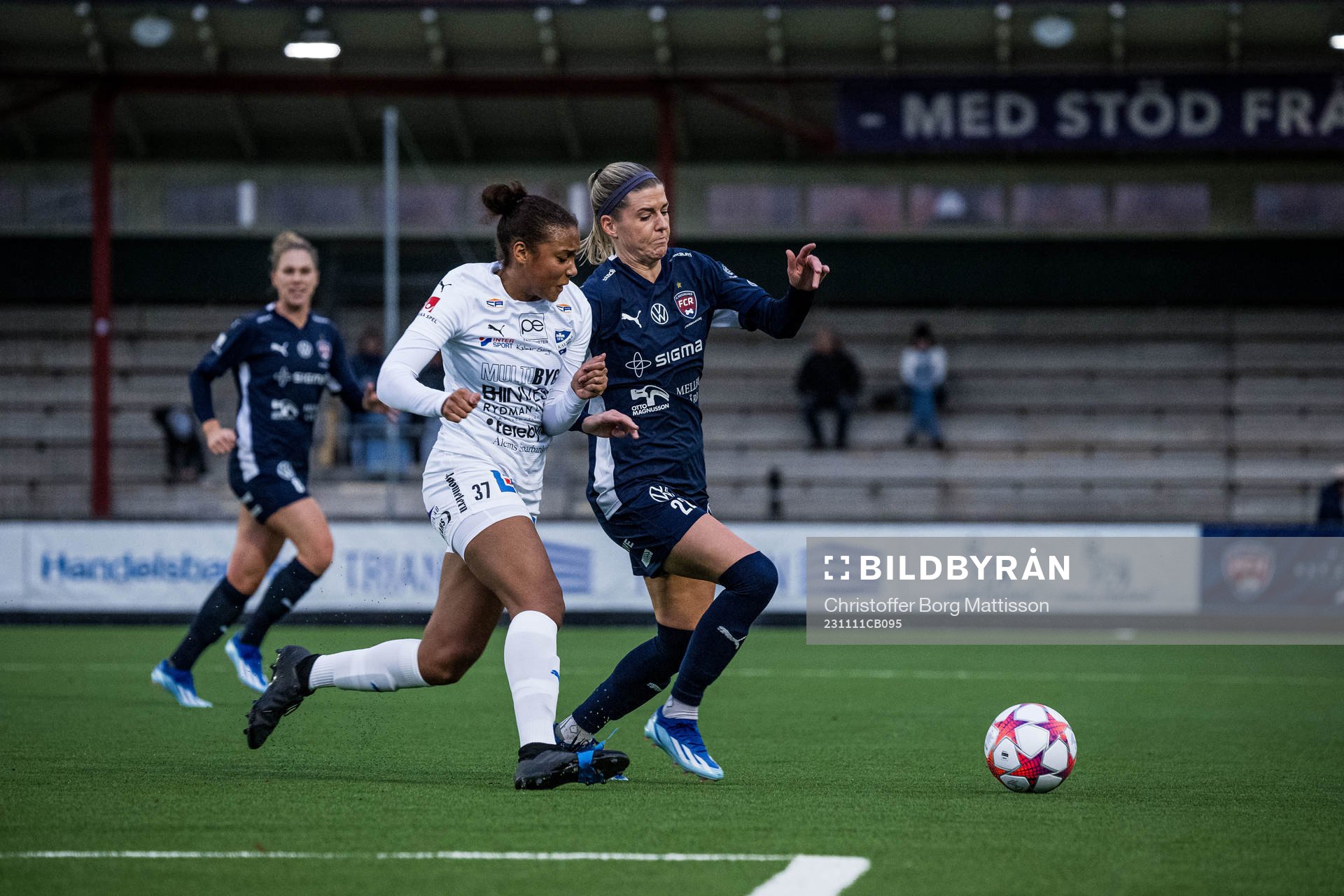 Kalmars Ronya Halleen och FC Rosengårds Olivia Schough