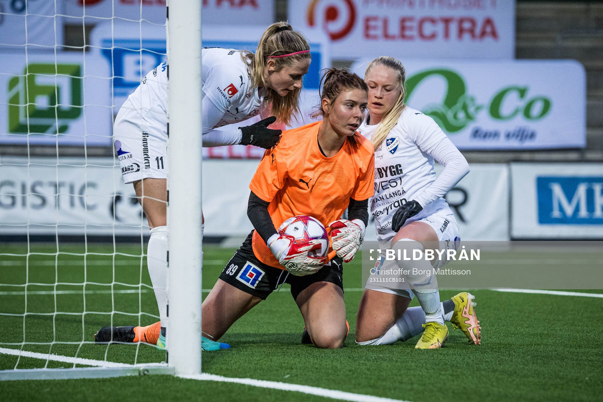 Kalmars Sofia Olsson, målvakt Fanny Jungward och Wilma