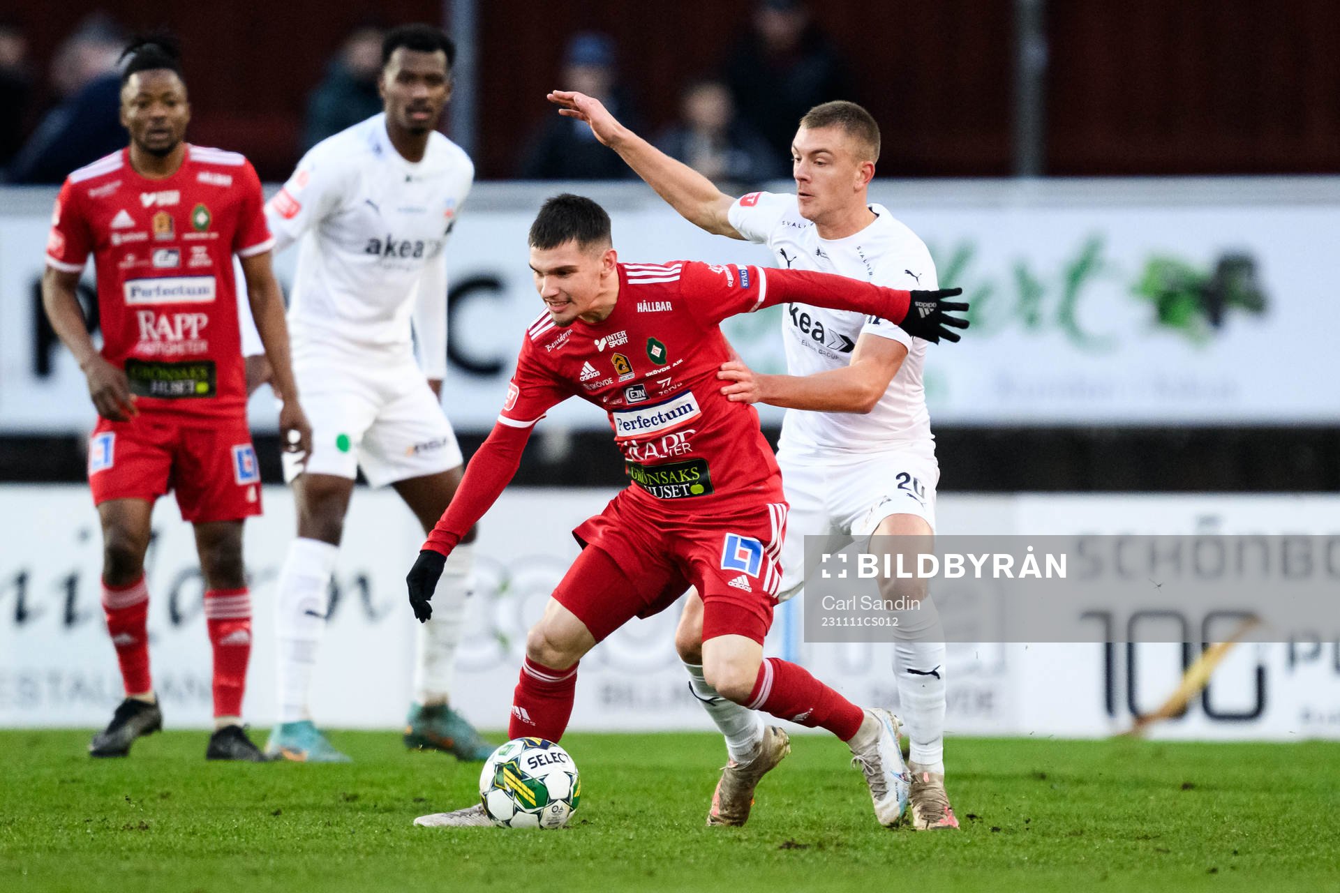 Skövde AIKs Isak Bjerkebo och Helsingborgs Dennis Olsson