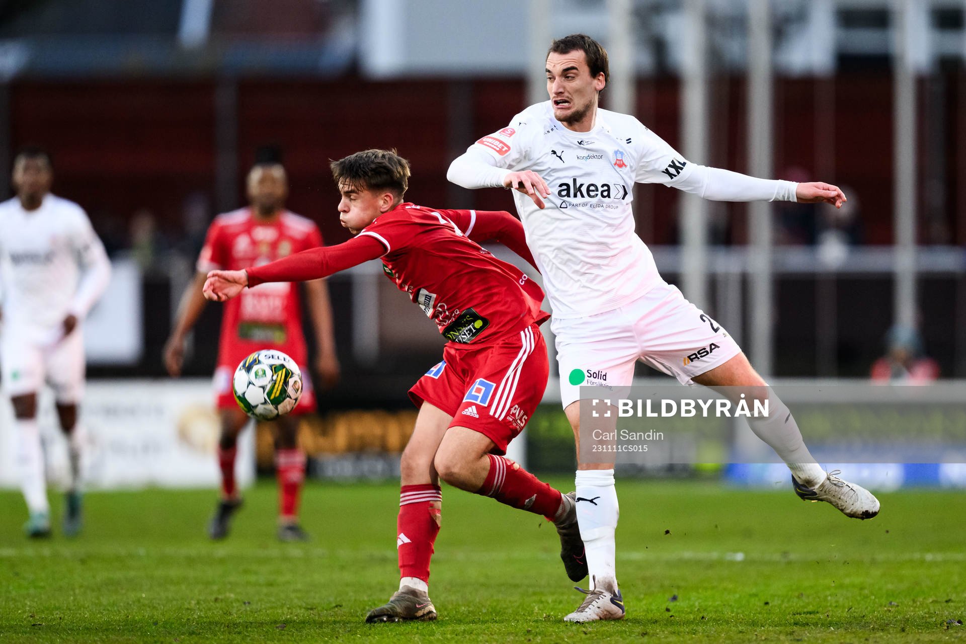 Skövde AIKs Isak Vidjeskog och Helsingborgs Adam Hellborg under fotbollsmatchen i Superettan mellan Skövde AIK och Helsingborg den 11 november 2023 i Skövde.