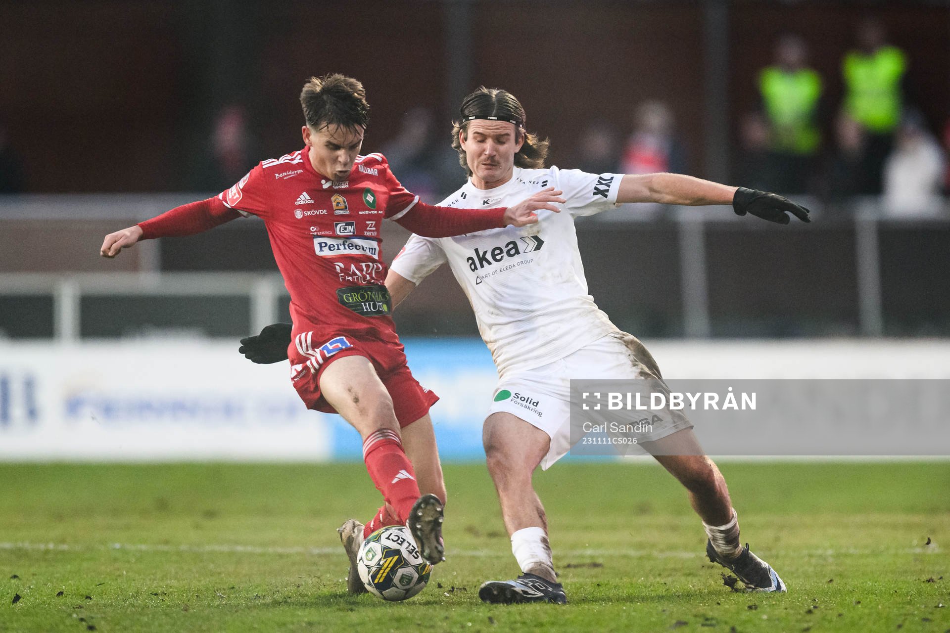 Skövde AIKs Isak Vidjeskog och Helsingborgs Wilhelm Loeper under fotbollsmatchen i Superettan mellan Skövde AIK och Helsingborg den 11 november 2023 i Skövde.