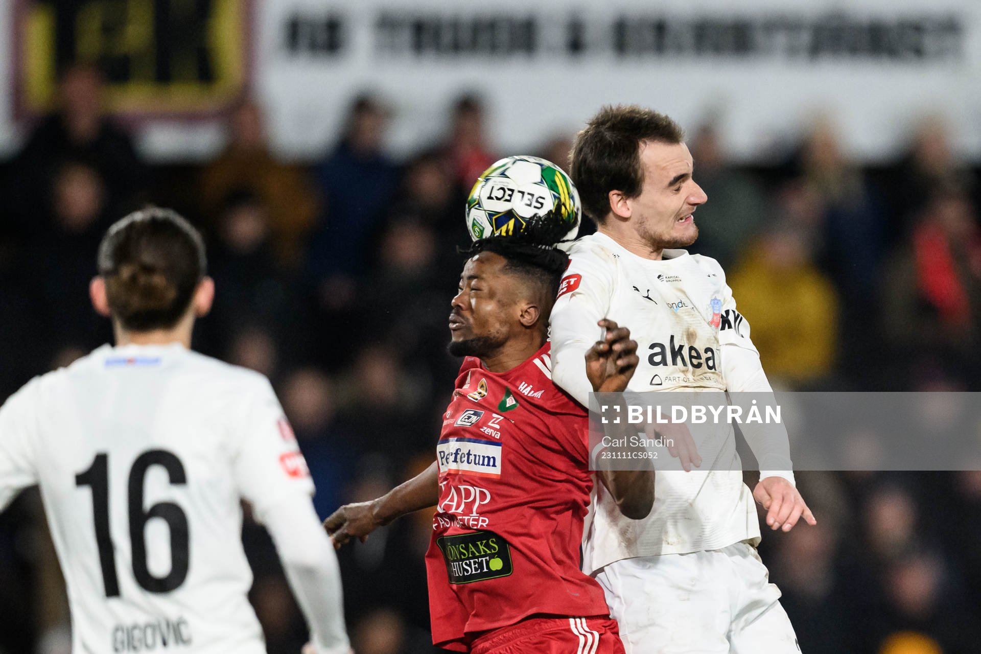 Skövde AIKs Azeez Temitope Yusuf och Helsingborgs Adam
