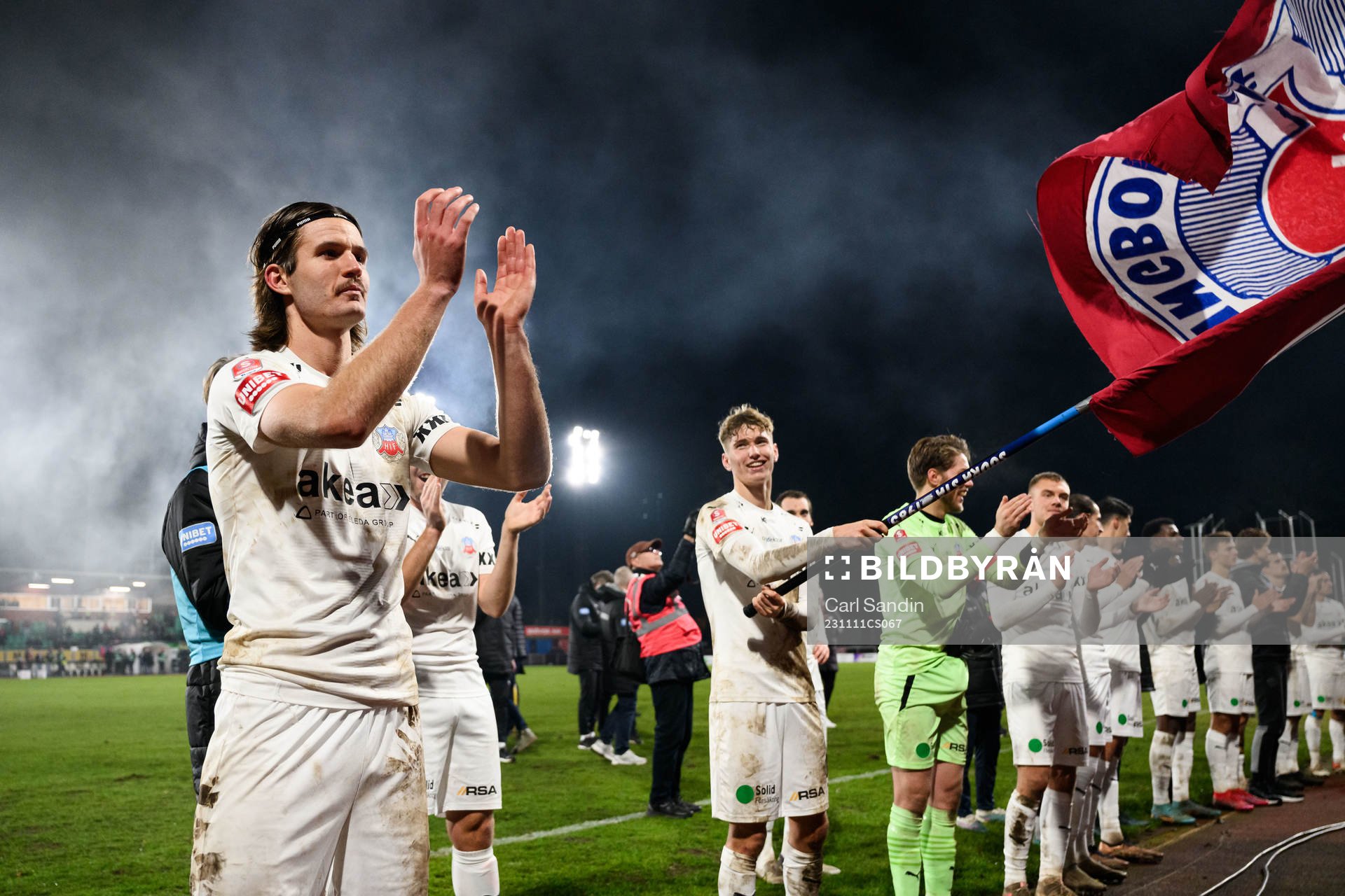 Helsingborgs Wilhelm Loeper jublar efter fotbollsmatchen i Superettan mellan Skövde AIK och Helsingborg den 11 november 2023 i Skövde. 