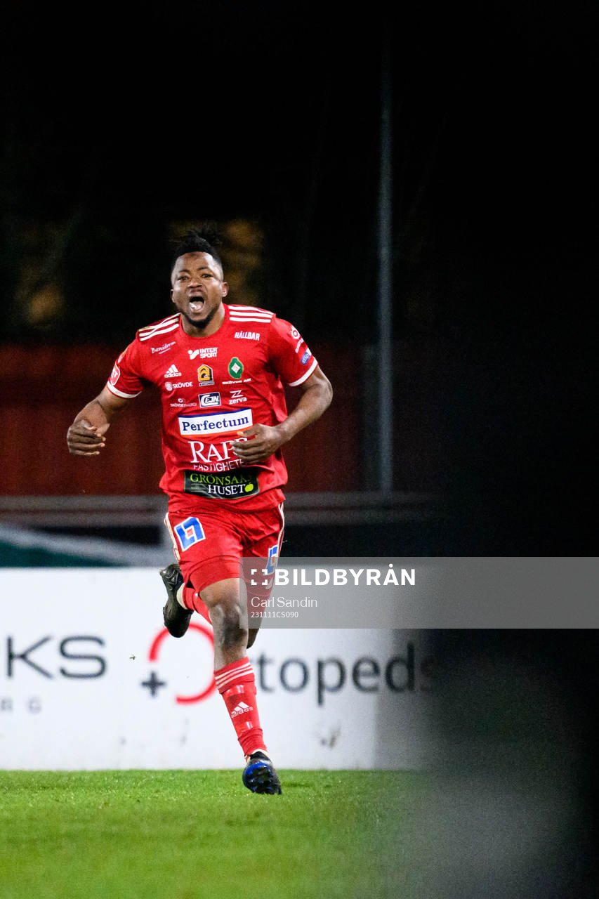 Skövde AIKs Azeez Temitope Yusuf jublar