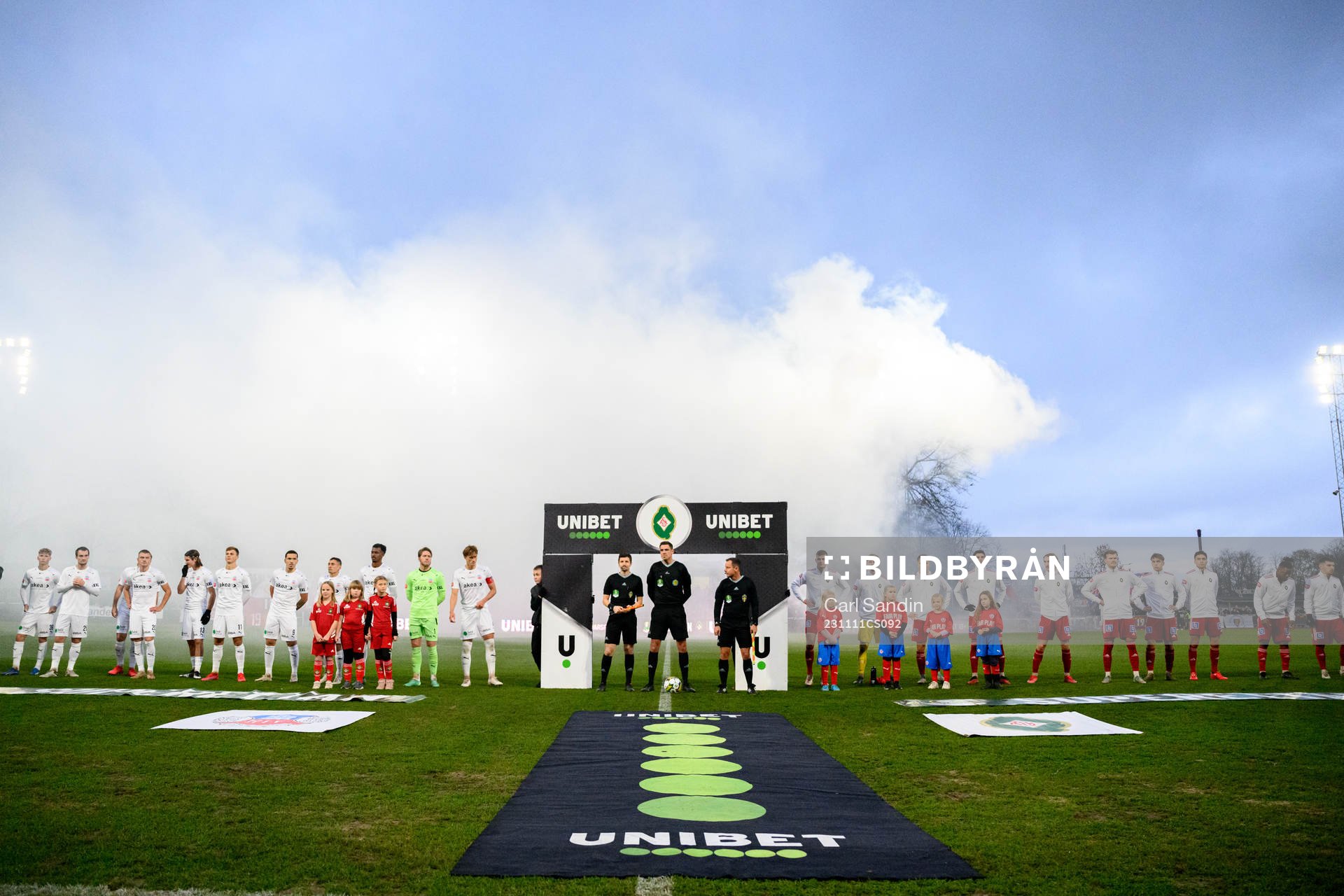Lagen vid lineup inför fotbollsmatchen i Superettan mellan Skövde AIK och Helsingborg den 11 november 2023 i Skövde. 