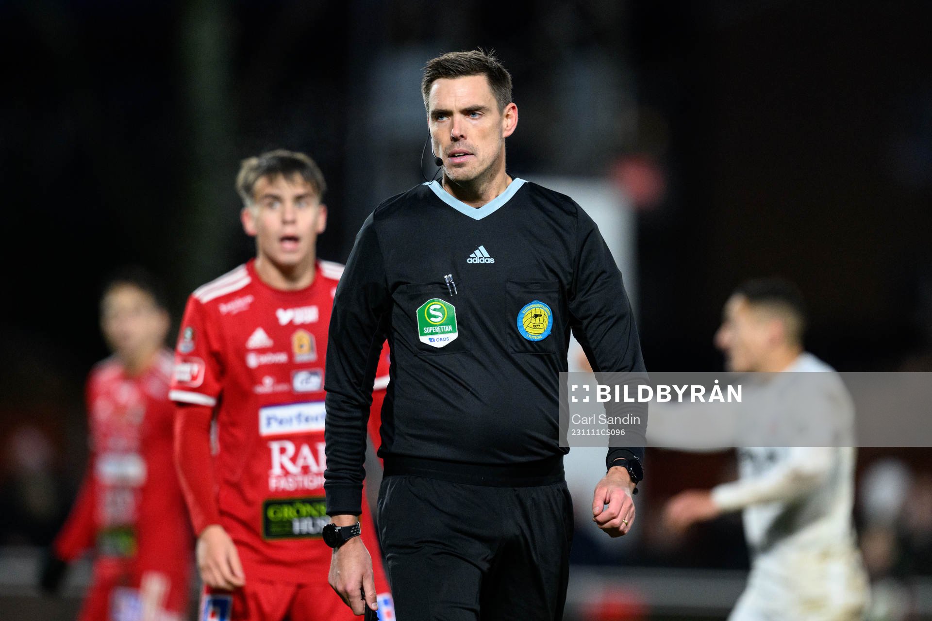 Domare Magnus Lindgren under fotbollsmatchen i Superettan mellan Skövde AIK och Helsingborg den 11 november 2023 i Skövde. 